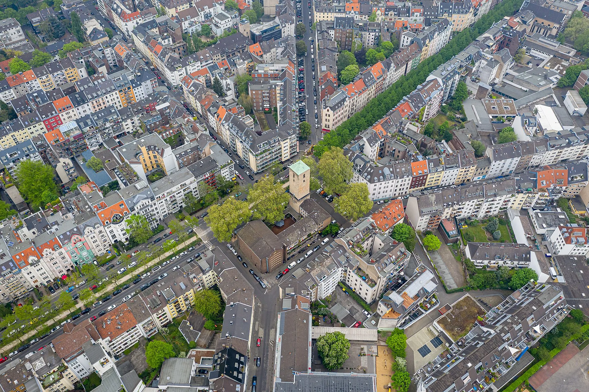 Lutherkirchplatz mit ev. Lutherkirche in Köln