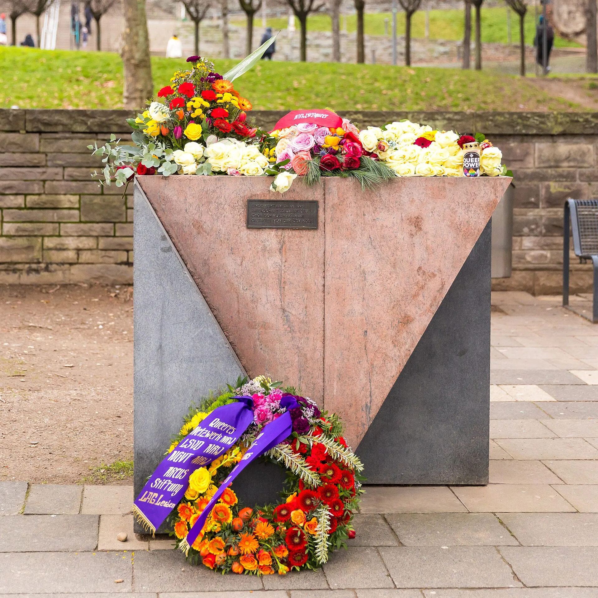 Mahnmal für die schwulen und lesbischen Opfer des Nationalsozialismus in Köln mit Kränzen zum Anlass des internationalen Holocaust-Gedenktages am Donnerstag, 27