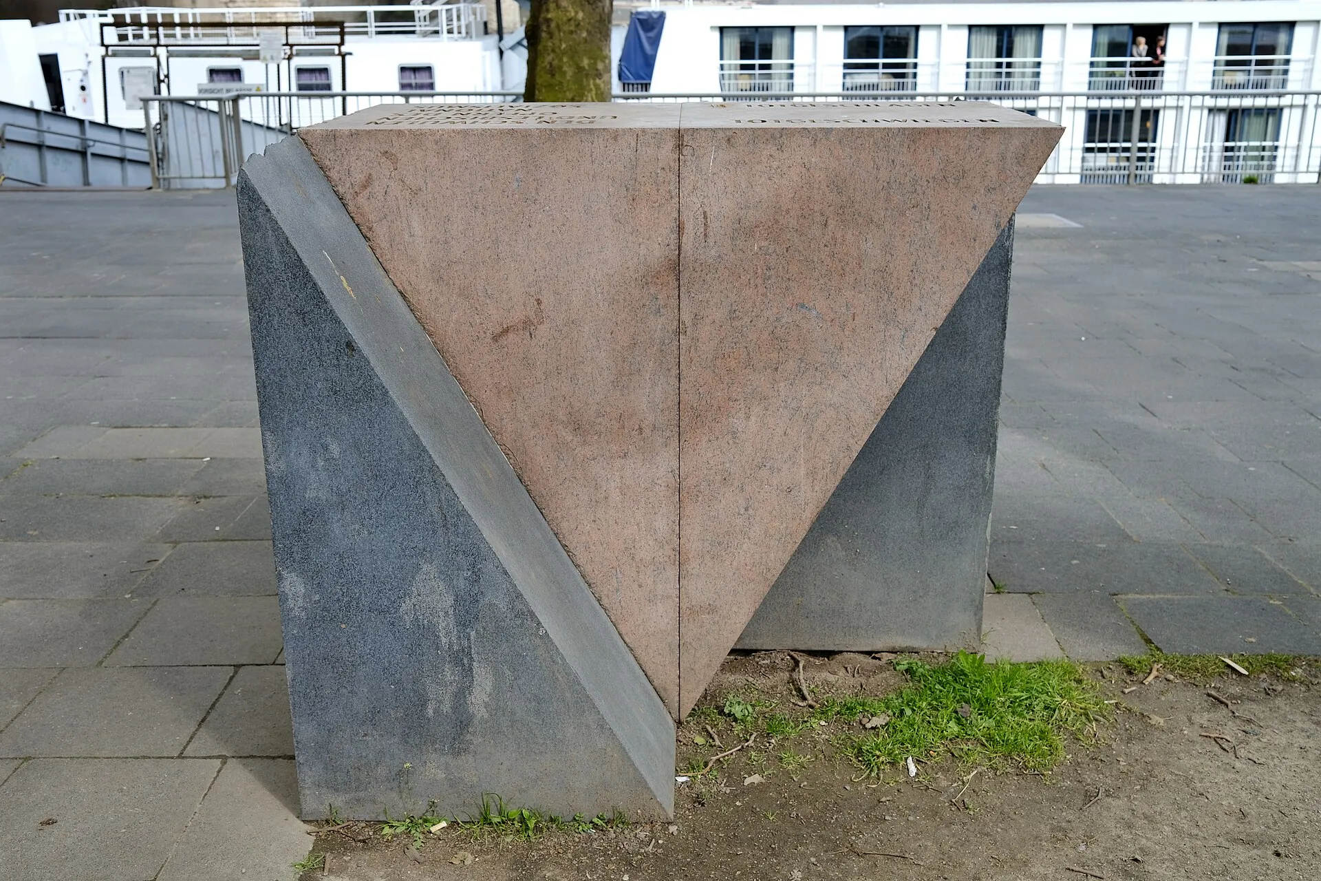Das von Achim Zinkann geschaffene Mahnmal für die schwulen und lesbischen Opfer des Nationalsozialismus in Köln erinnert seit 1995 am Rheinufer an der Hohenzoll