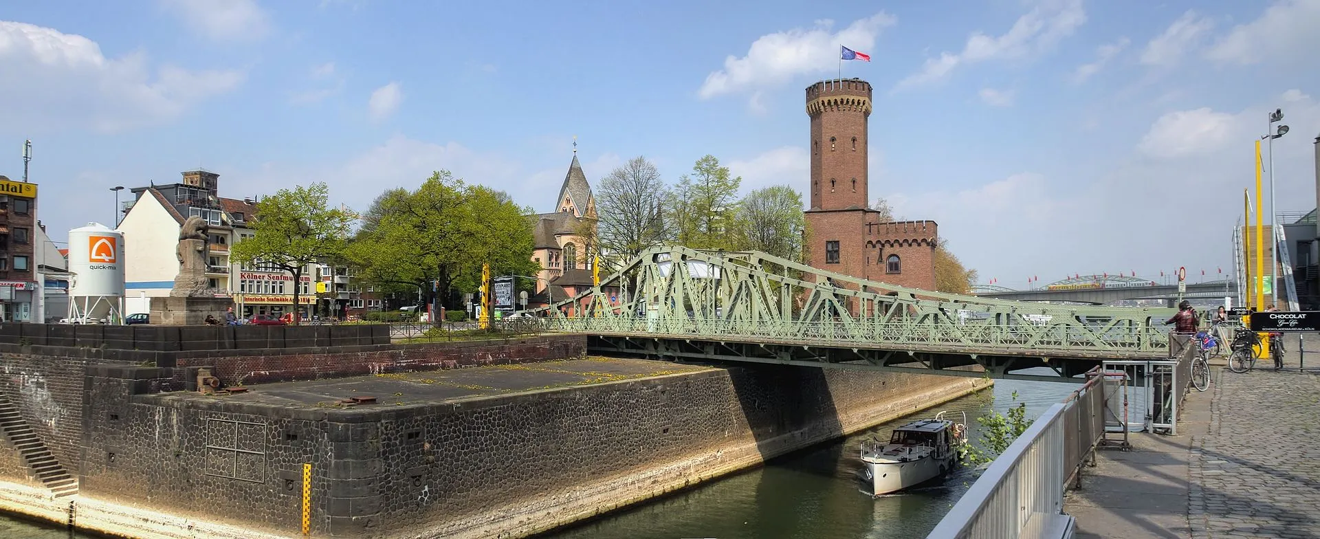 Rheinauhafen Köln - Drehbrücke, dahinter der Malakoff-Turm.