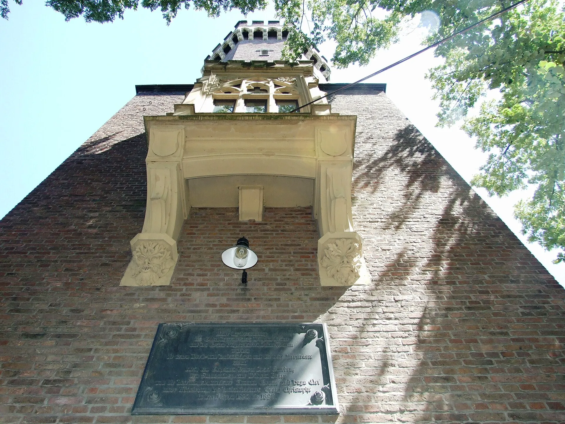 Köln, Malakoffturm, Stadtseite mit Erker und Gedenktafel