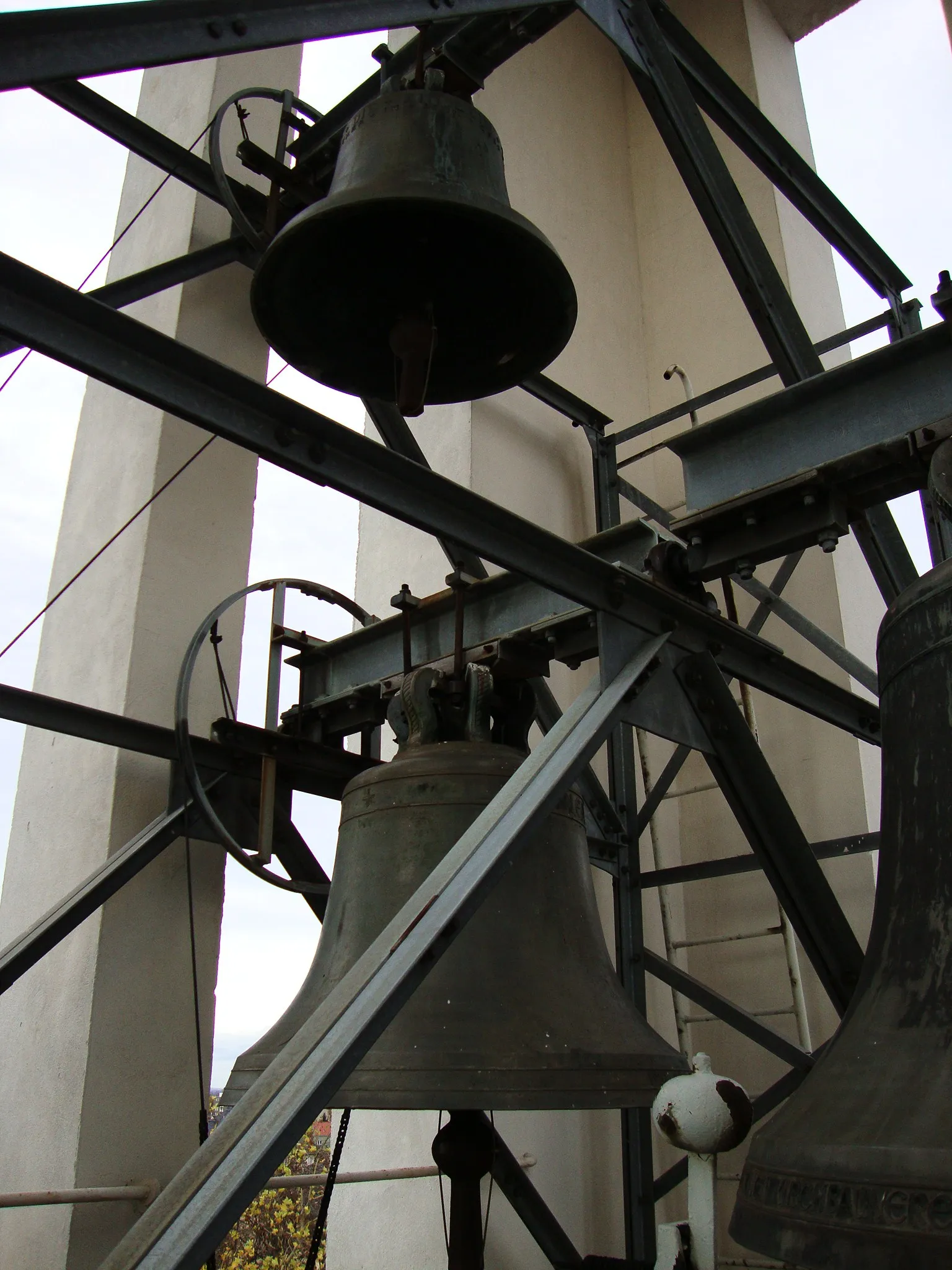 Köln-Zollstock, Melanchthonkirche: Blick in den Glockenstuhl. Links oben Glocke 3, darunter Glocke 2. Am rechten Bildrand Glocke 1.