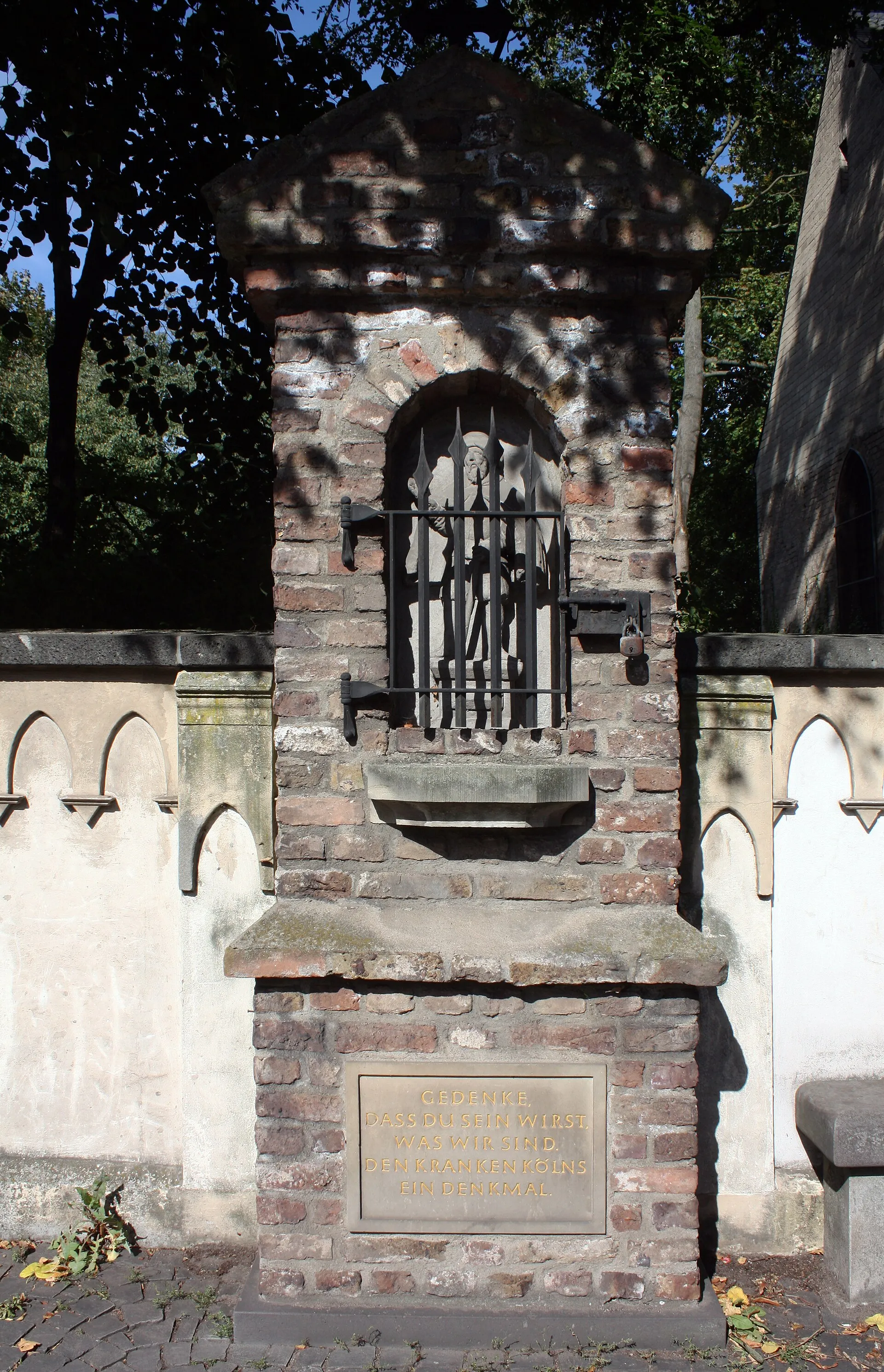 Nachbildung des Klappermannes aus der Pestzeit. Köln Melatem-Friedhof