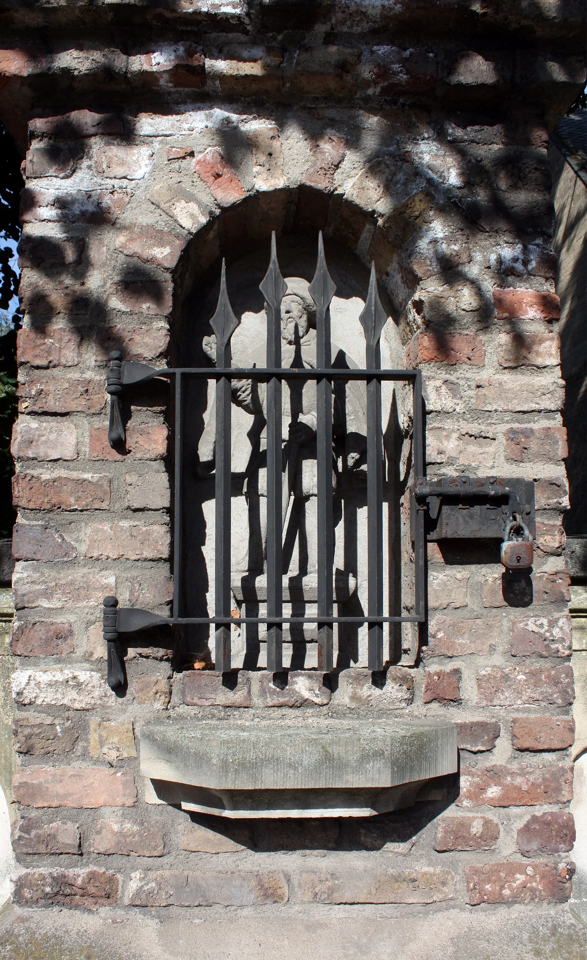 Nachbildung des Klappermannes aus der Pestzeit. Köln de:Melaten-Friedhof