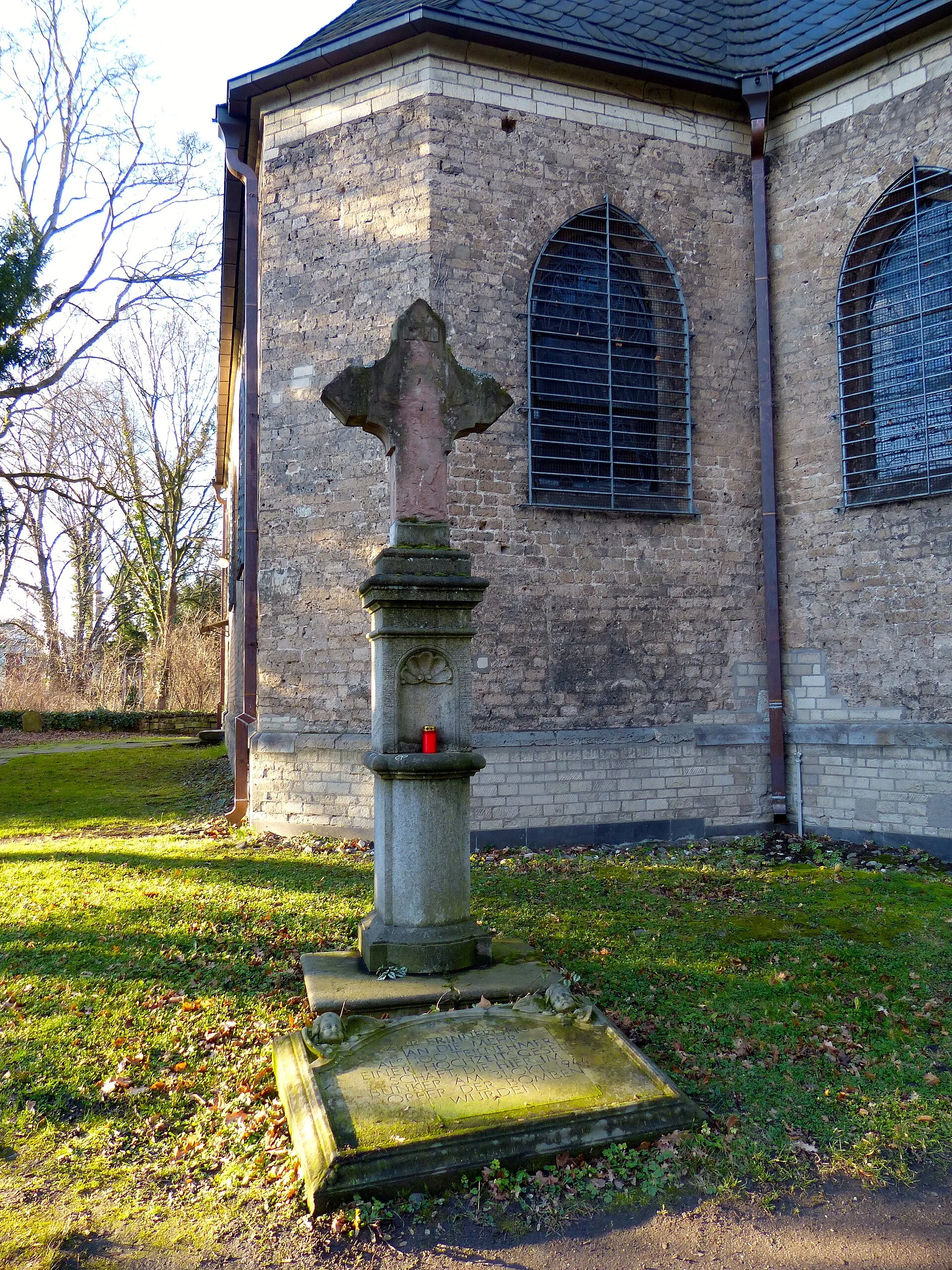 Grabstelle auf dem Melaten-Friedhof: Kreuz für 100 Bombenopfer, die in einem Bunker bei einem Bombenangriff 1944 getötet wurden.