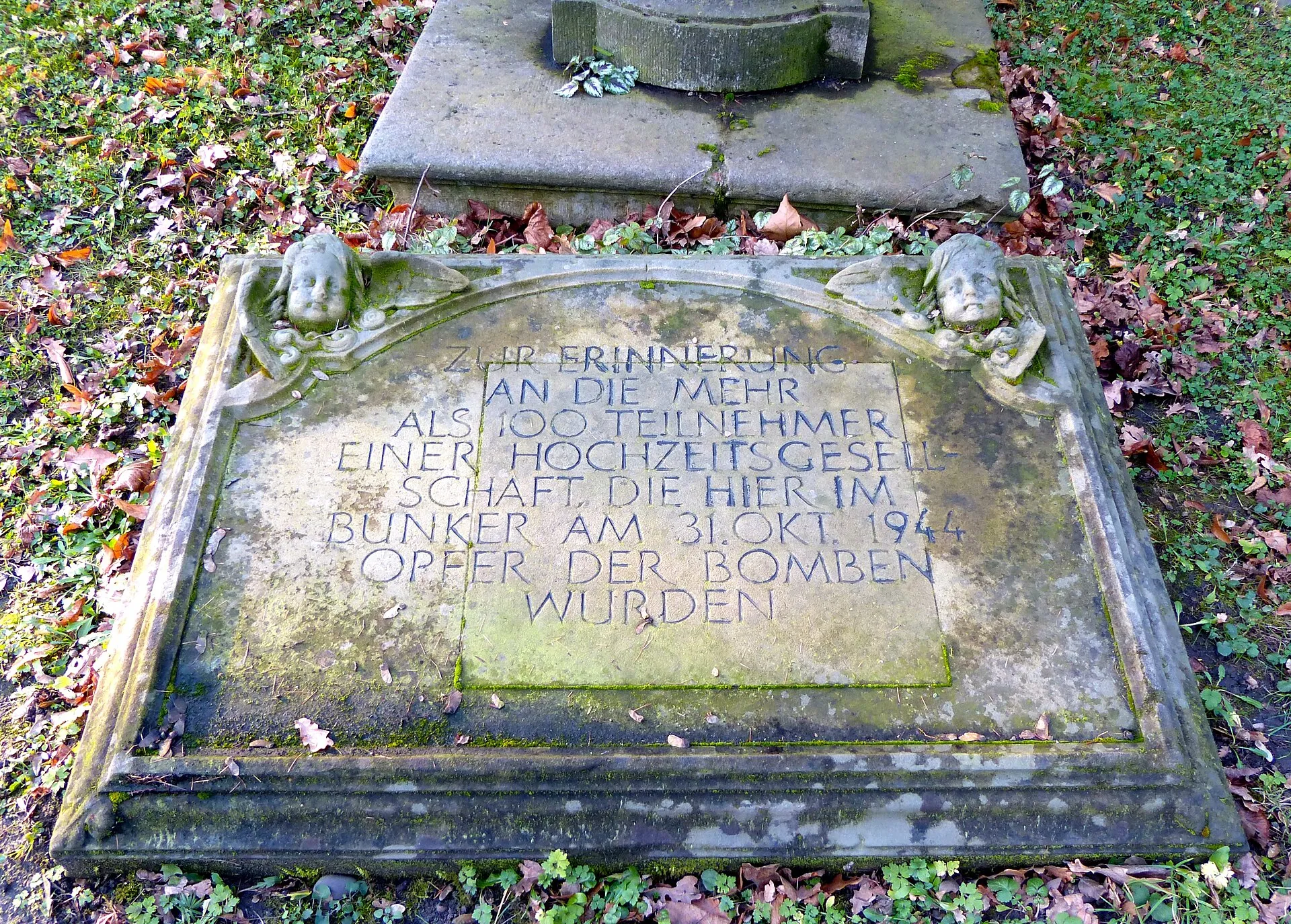 Grabstelle auf dem Melaten-Friedhof: Plakette für 100 Bombenopfer, die in einem Bunker bei einem Bombenangriff 1944 getötet wurden