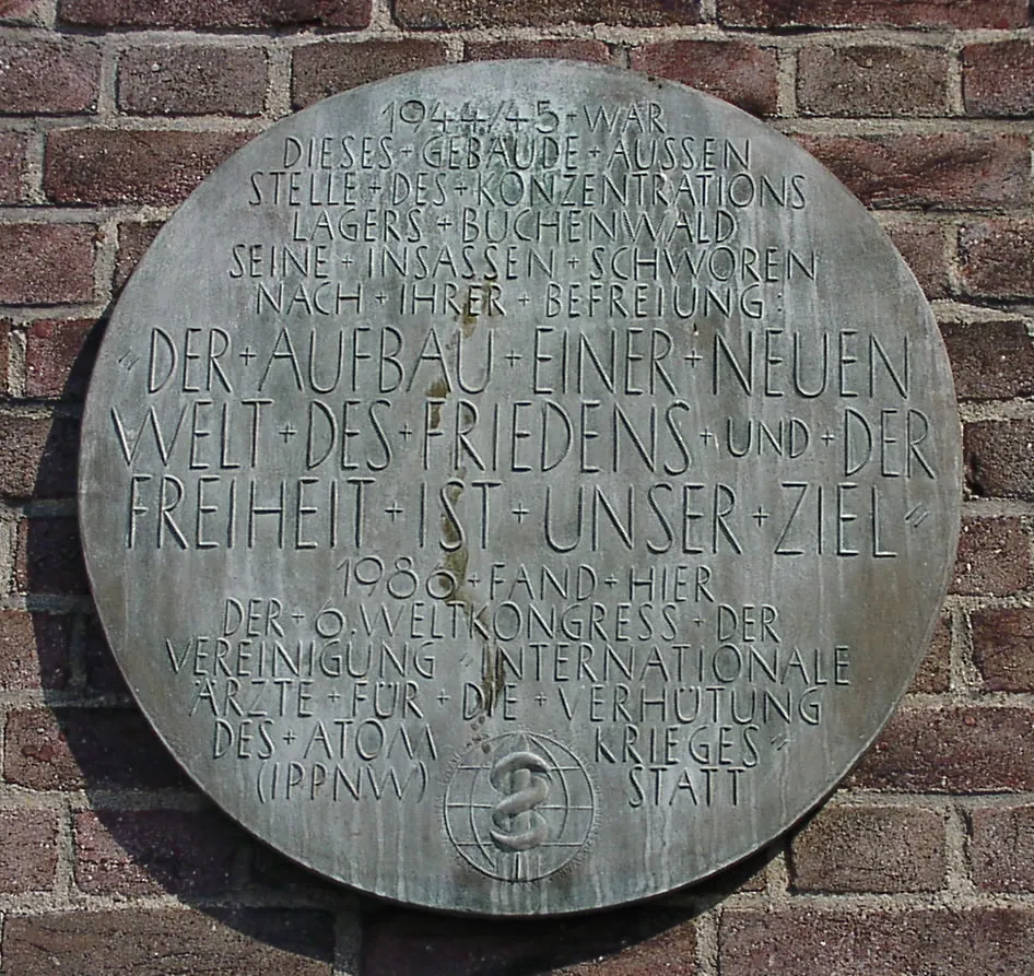 Plakette am Messeturm zur Erinnerung an die Geschichte der Rheinhallen