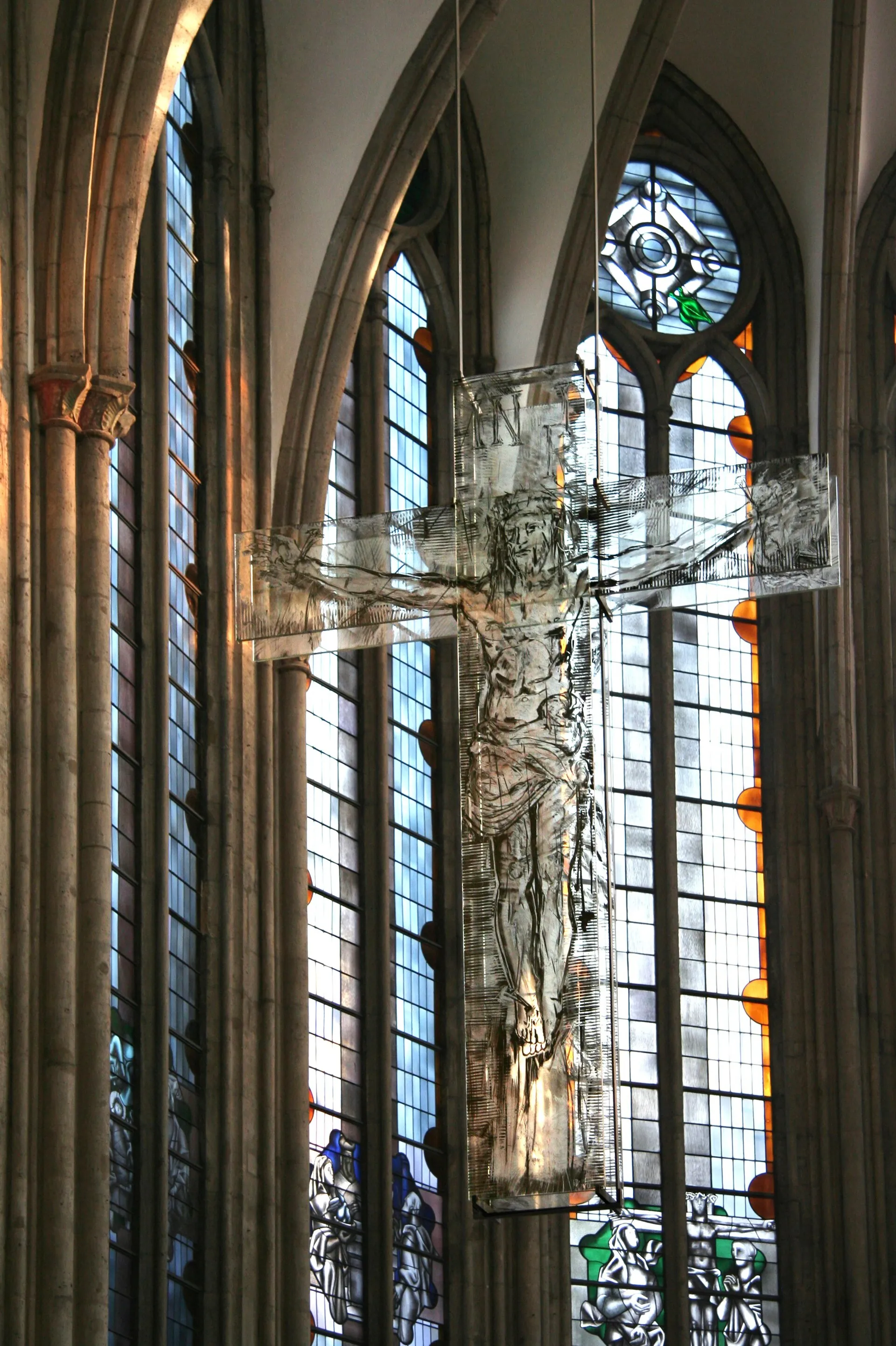 Gläsernes Kreuz über dem Altarraum in der Minoritenkirche Köln von Thomas Kesseler