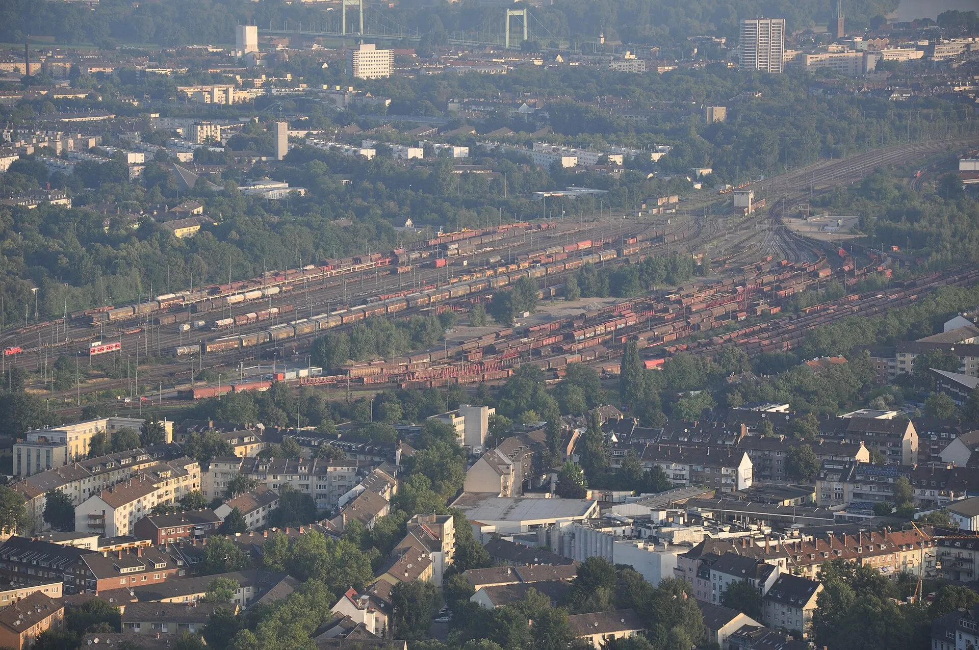 Ballonfahrt Köln. Im Vordergrund der westliche Teil von Köln-Höhenberg, dahinter der Rangierbahnhof Köln-Kalk Nord, dahinter die Weiße Siedlung in Köln-Buchfors
