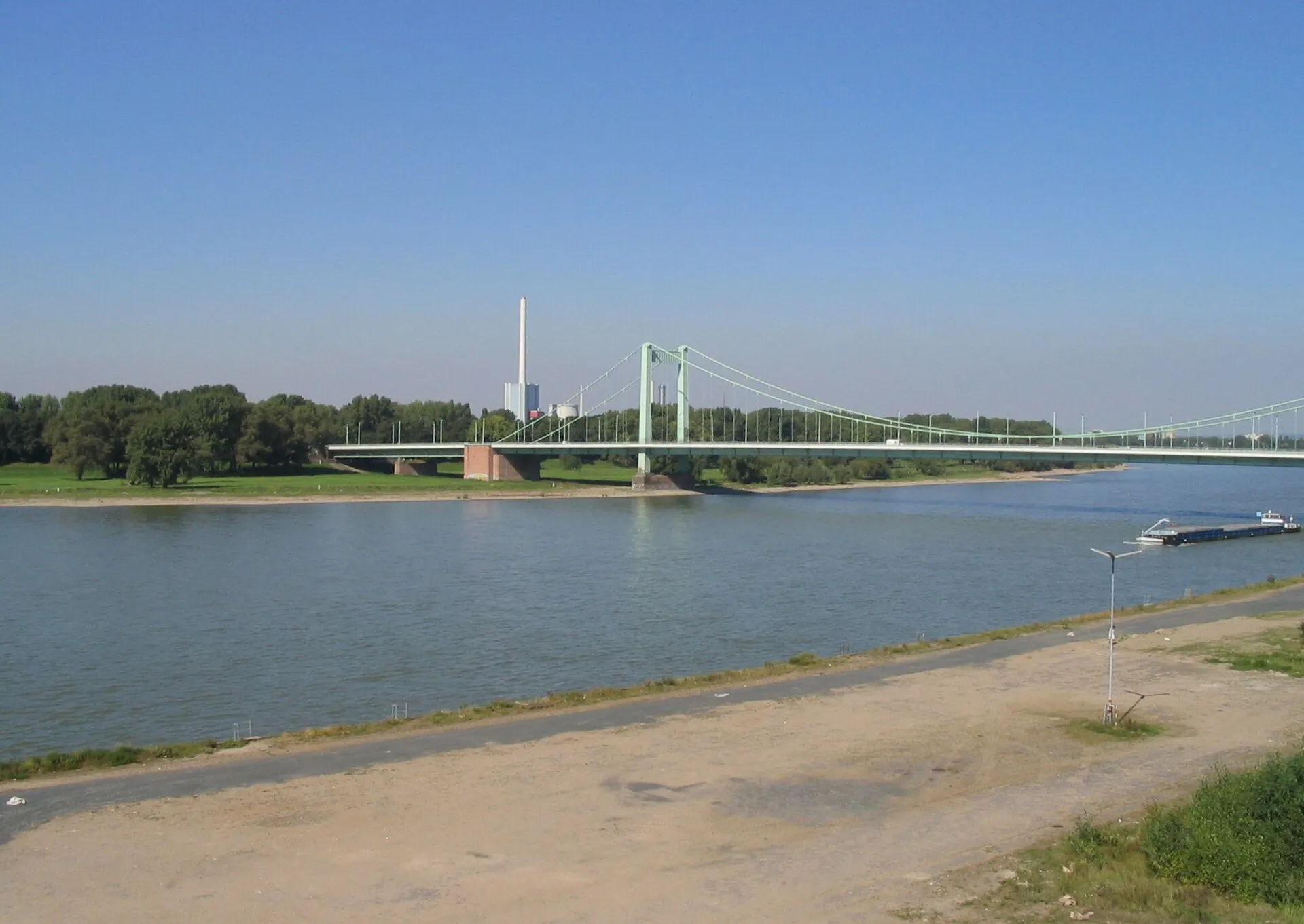 Mülheimer Brücke in Köln, von Südosten aus gesehen, mit Blick auf den Rhein und das linke Rheinufer