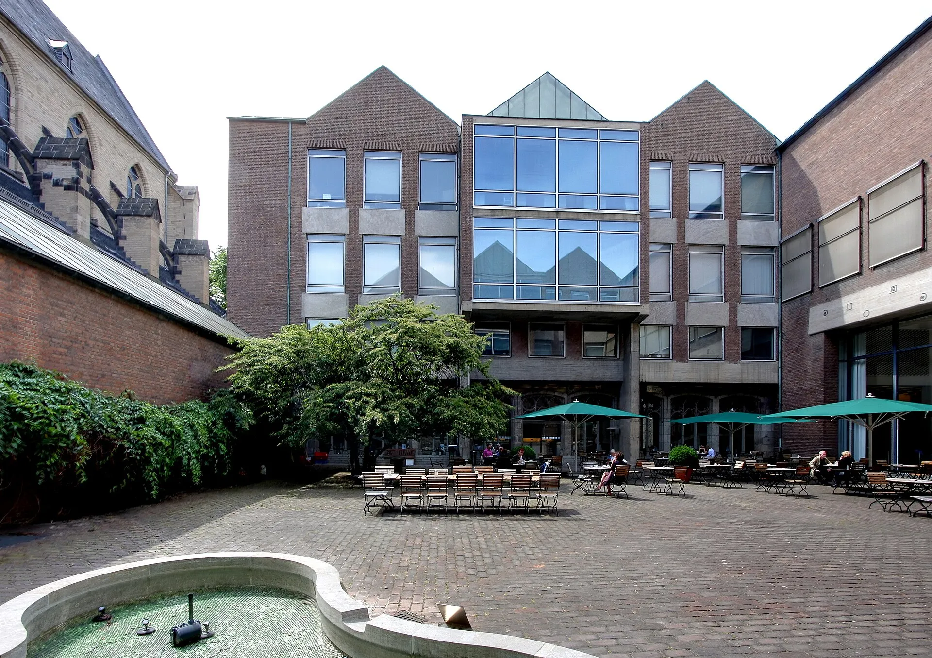 Museum für Angewandte Kunst, An der Rechtschule, Köln. Öffentlicher Innenhof mit Café und dem Lochner-Brunnen von Ewald Mataré