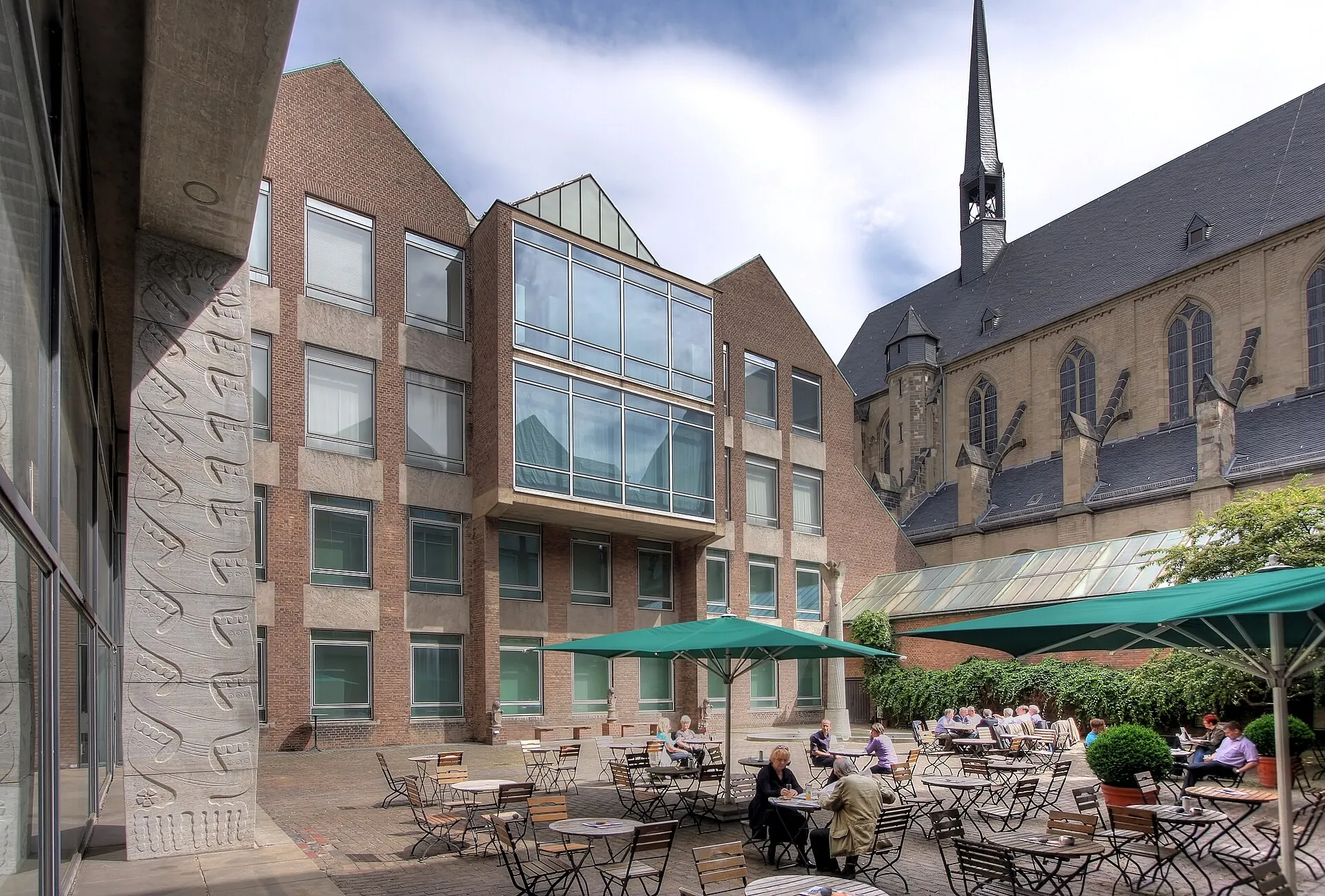 Museum für Angewandte Kunst, An der Rechtschule, Köln. Öffentlicher Innenhof mit Café und dem Lochner-Brunnen von Ewald Mataré. Rechts im Hintergrund: die Minor