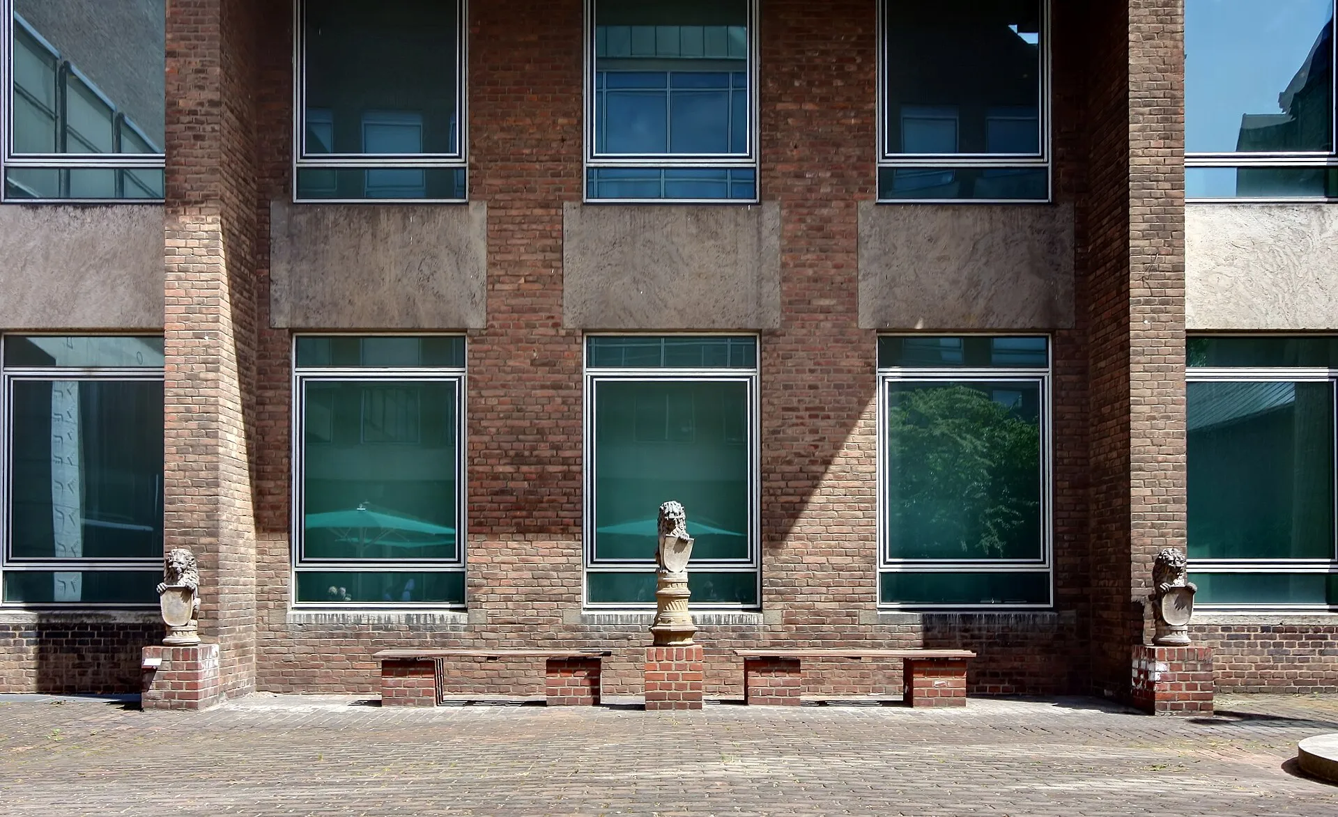 Museum für Angewandte Kunst, An der Rechtschule, Köln. Öffentlicher Innenhof: 3 Pfeilerlöwen