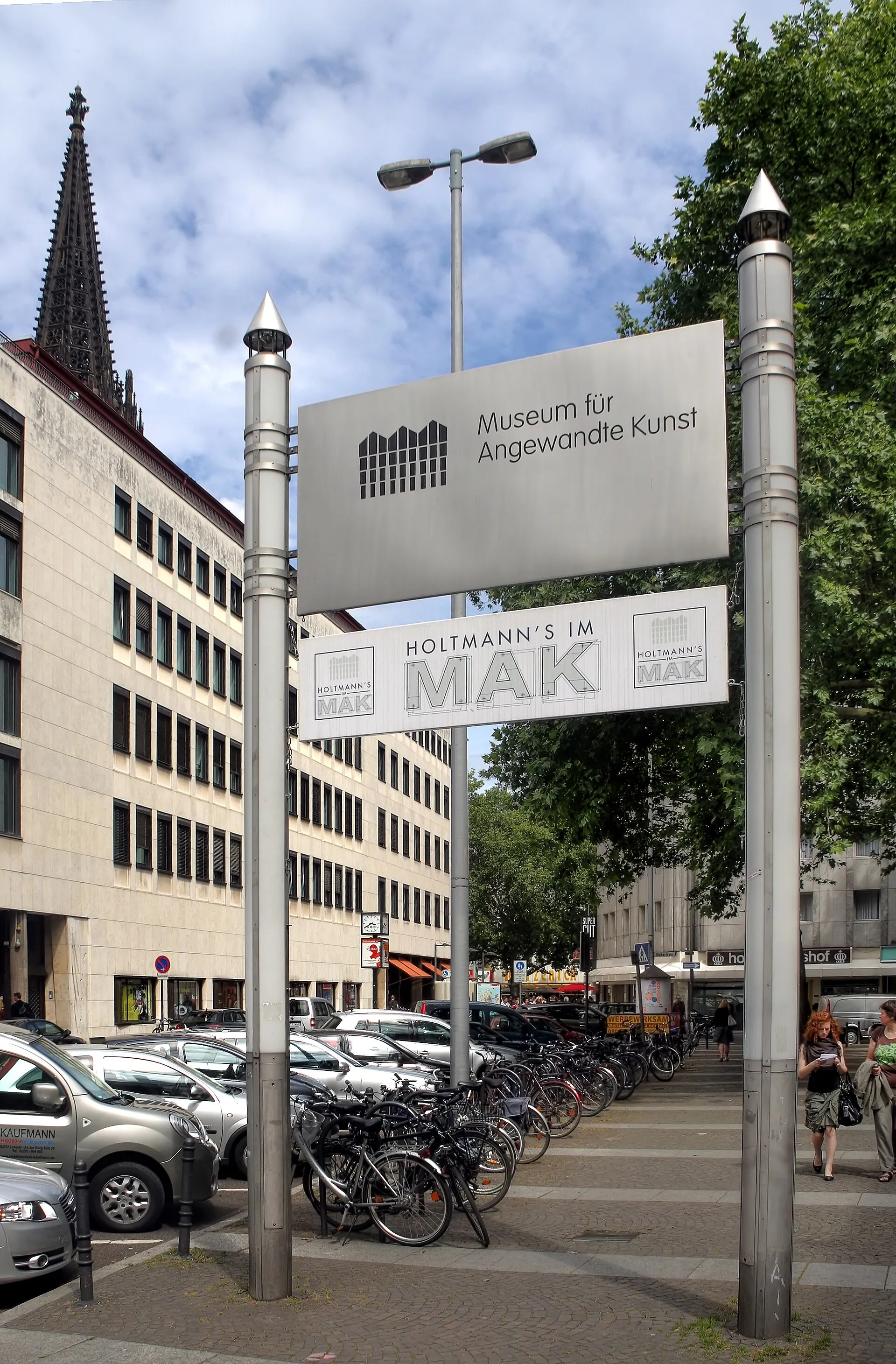 Museum für Angewandte Kunst, Köln. Schild vor dem Museum, Blickrichtung vom Eingang Richtung Dom.