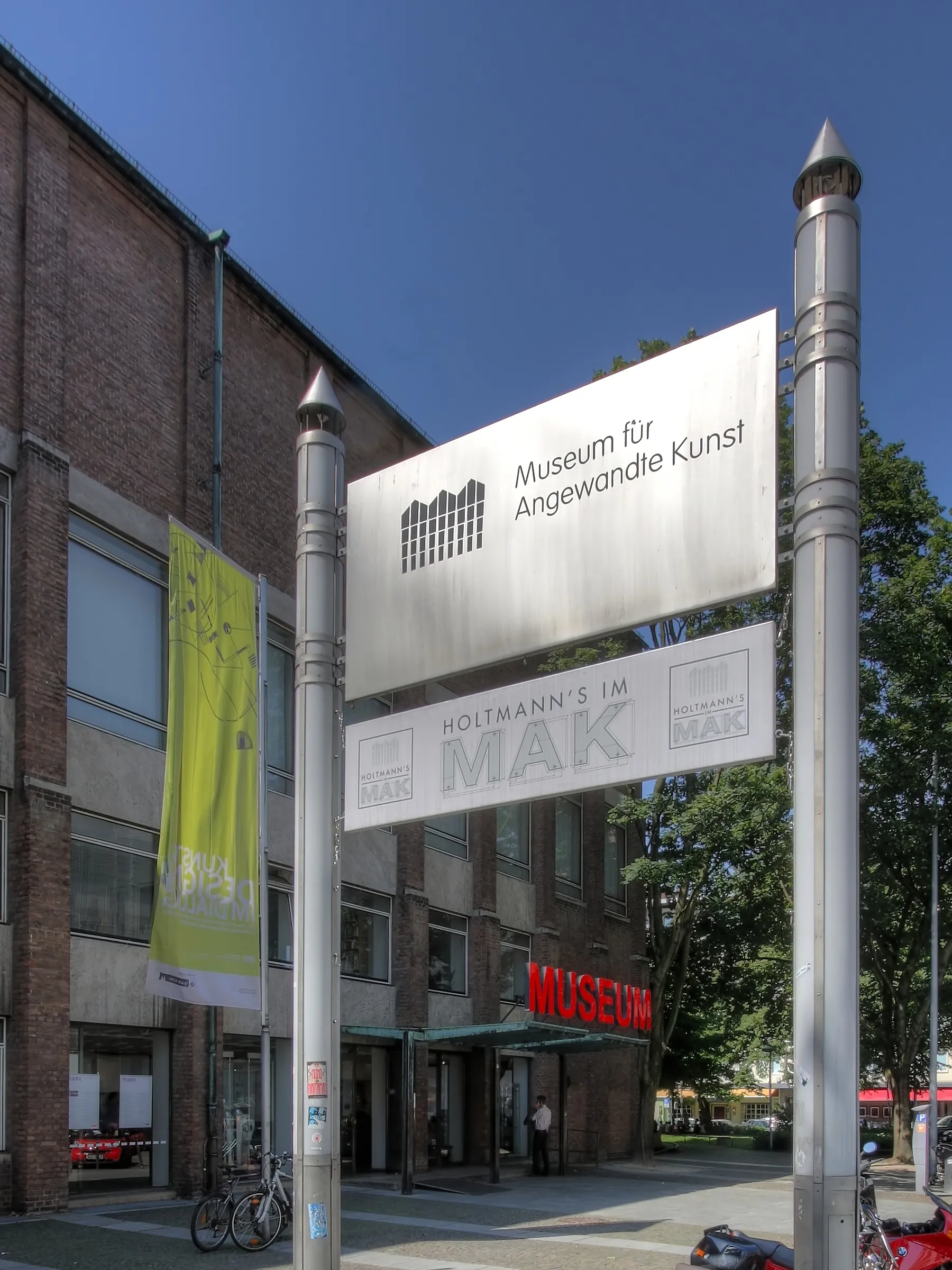 Museum für Angewandte Kunst, Köln. Schild vor dem Museum, Blickrichtung vom Eingang Richtung Dom.