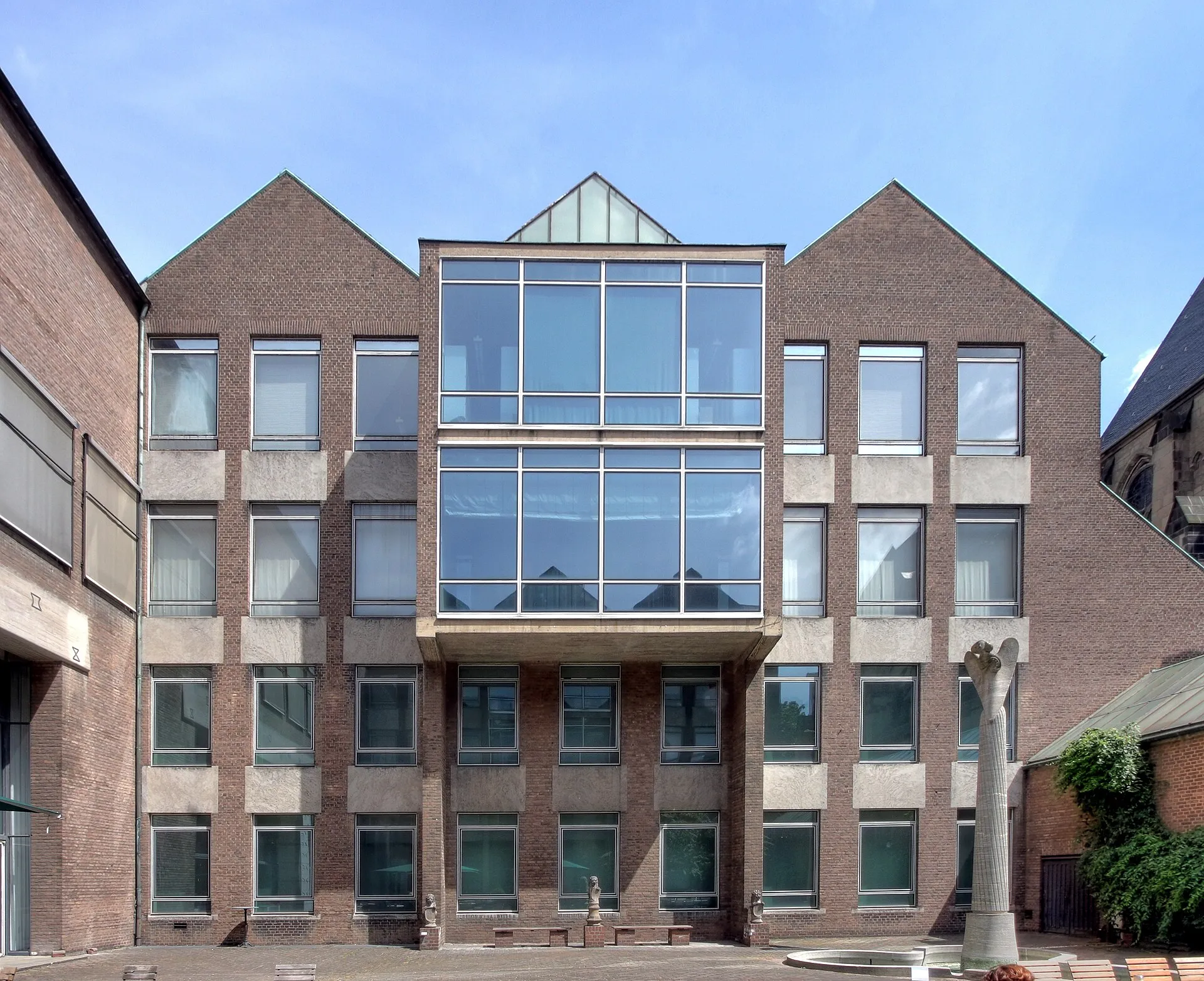 Museum für Angewandte Kunst, An der Rechtschule, Köln. Öffentlicher Innenhof mit Café und dem Lochner-Brunnen von Ewald Mataré