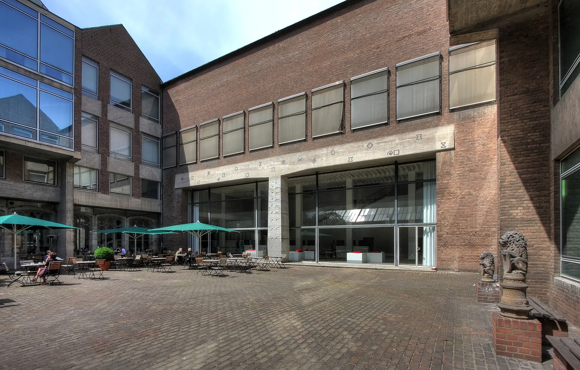 Museum für Angewandte Kunst, An der Rechtschule, Köln. Öffentlicher Innenhof mit Café und dem Lochner-Brunnen von Ewald Mataré