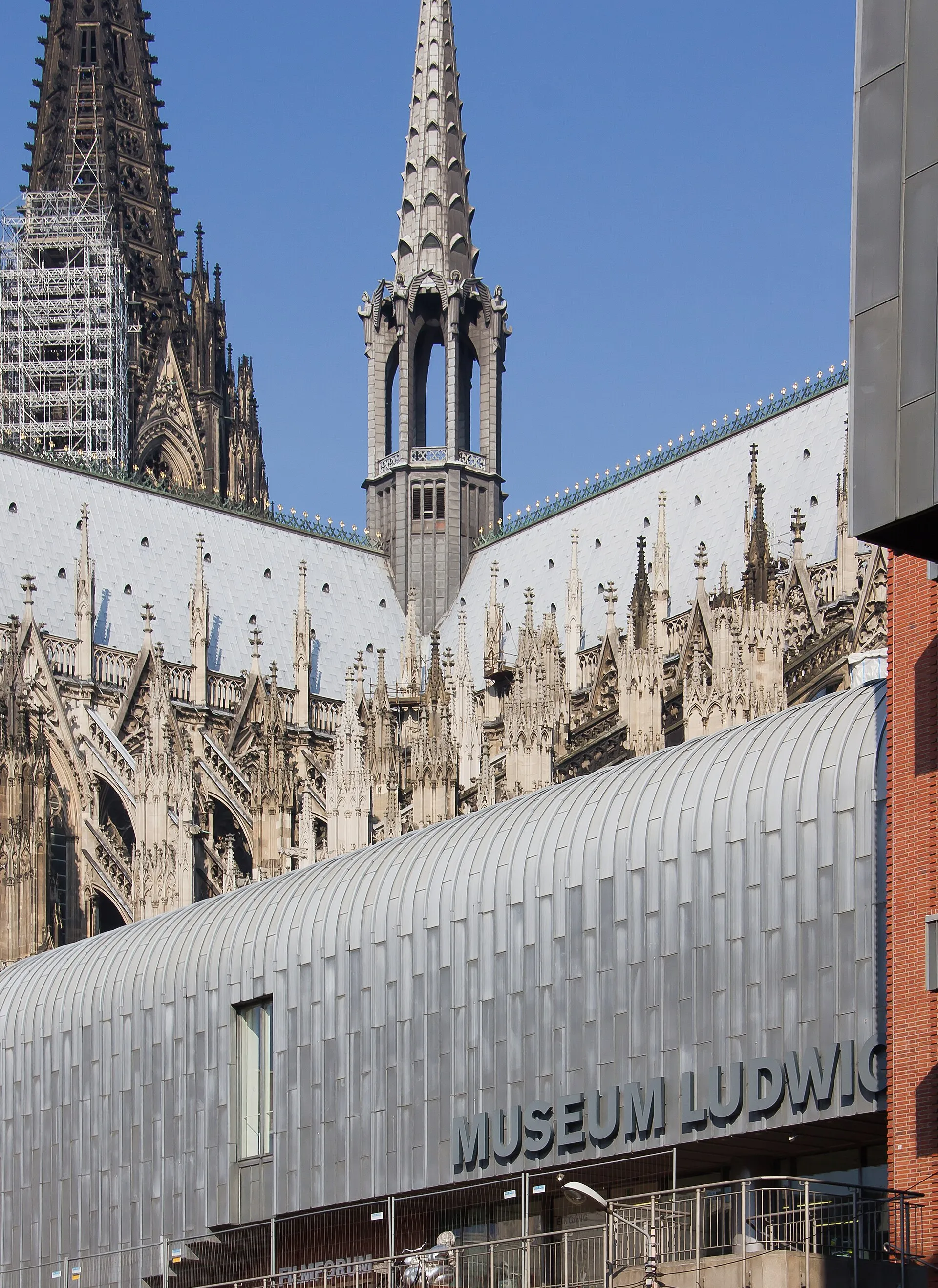 Außenansicht des Gebäudekomplexes der Kölner Philharmonie und des Museum Ludwig Foto: Blick von der Bischofsgartenstraße, Nähe Eingang zur Philharmonie, zum süd