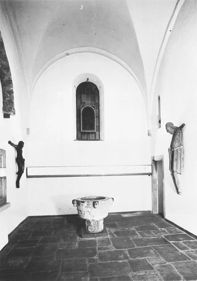 Museum Schnütgen, Aufstellung 1957 in der Cäcilienkirche, südwestliches Seitenschiff mit Taufstein aus St. Kolumba (Mitte), Georgskruzifix (rechts)