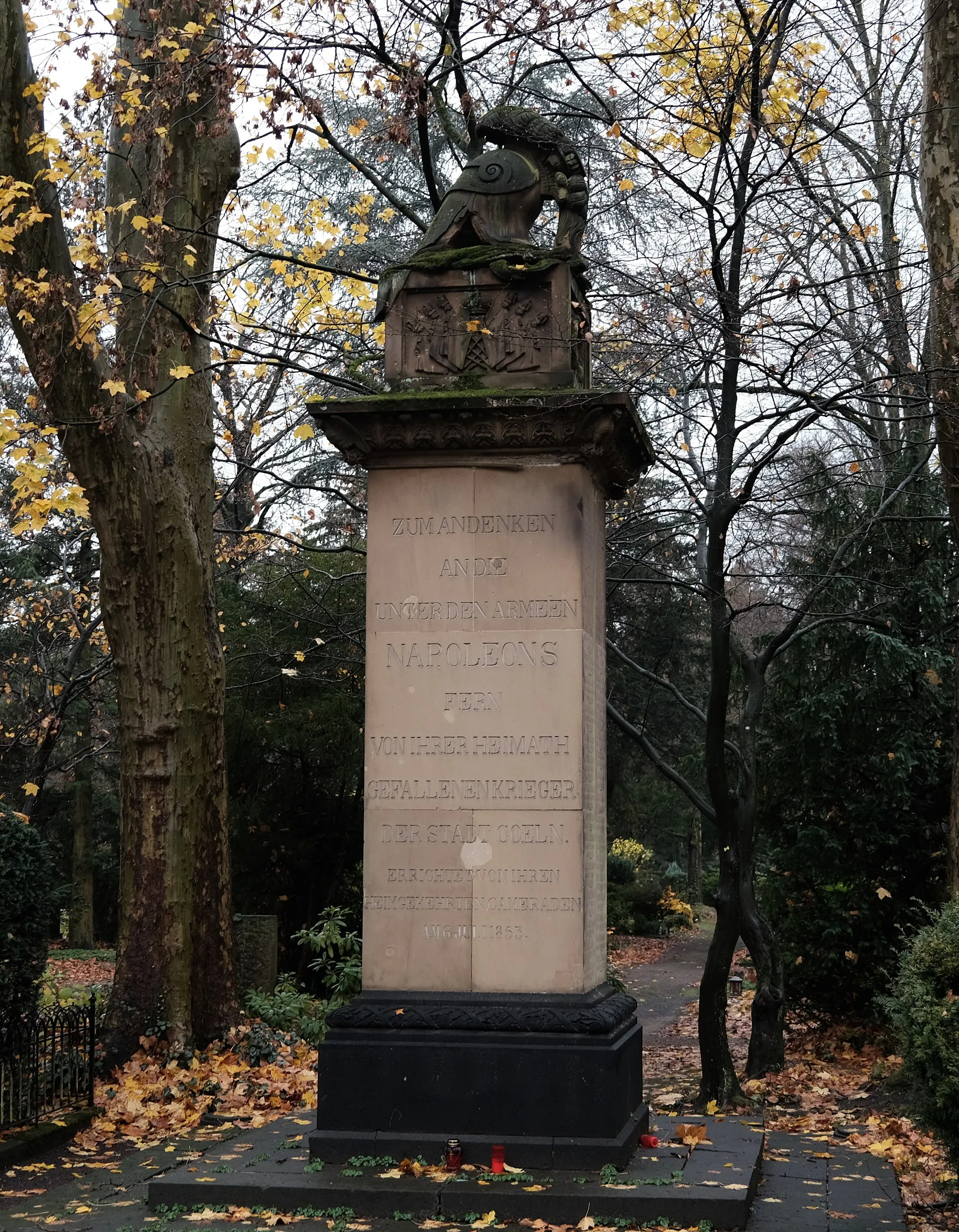 Inschrift Vorderseite: "Zum Andenken an die unter den Armeen Napoleons fern von ihrer Heimat gefallenen Krieger der Stadt Coeln. Errichtet von ihren Cameraden a
