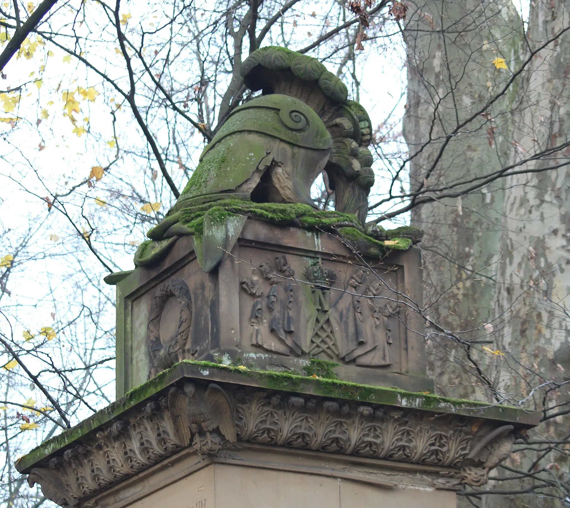 Der Helm mutet an einen antiken griechischen Helm an. Das "N" steht für Napoleon.