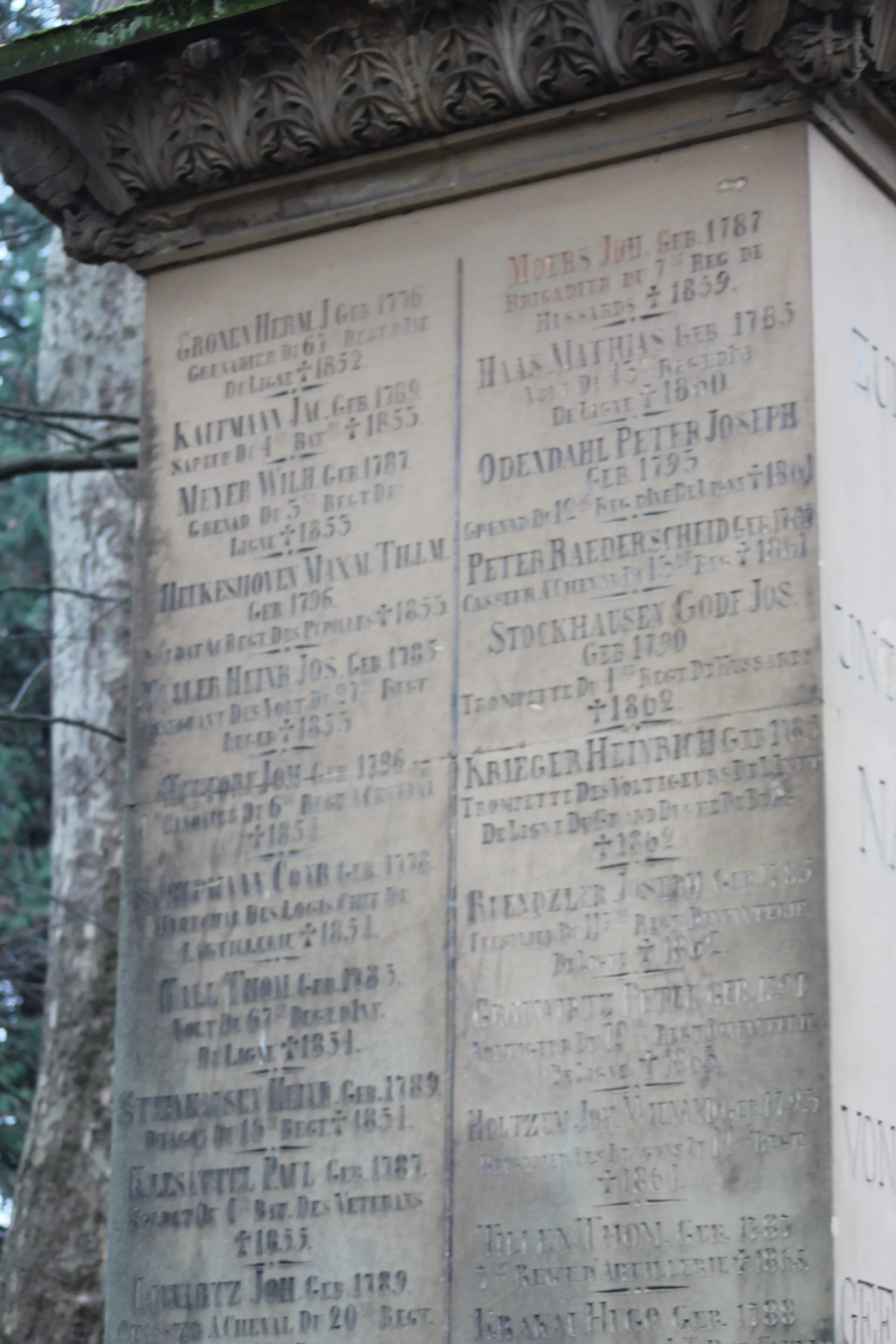 Auf dem Denkmal finden sich die Namen von 65 Veteranen der napoleonischen Kriege.