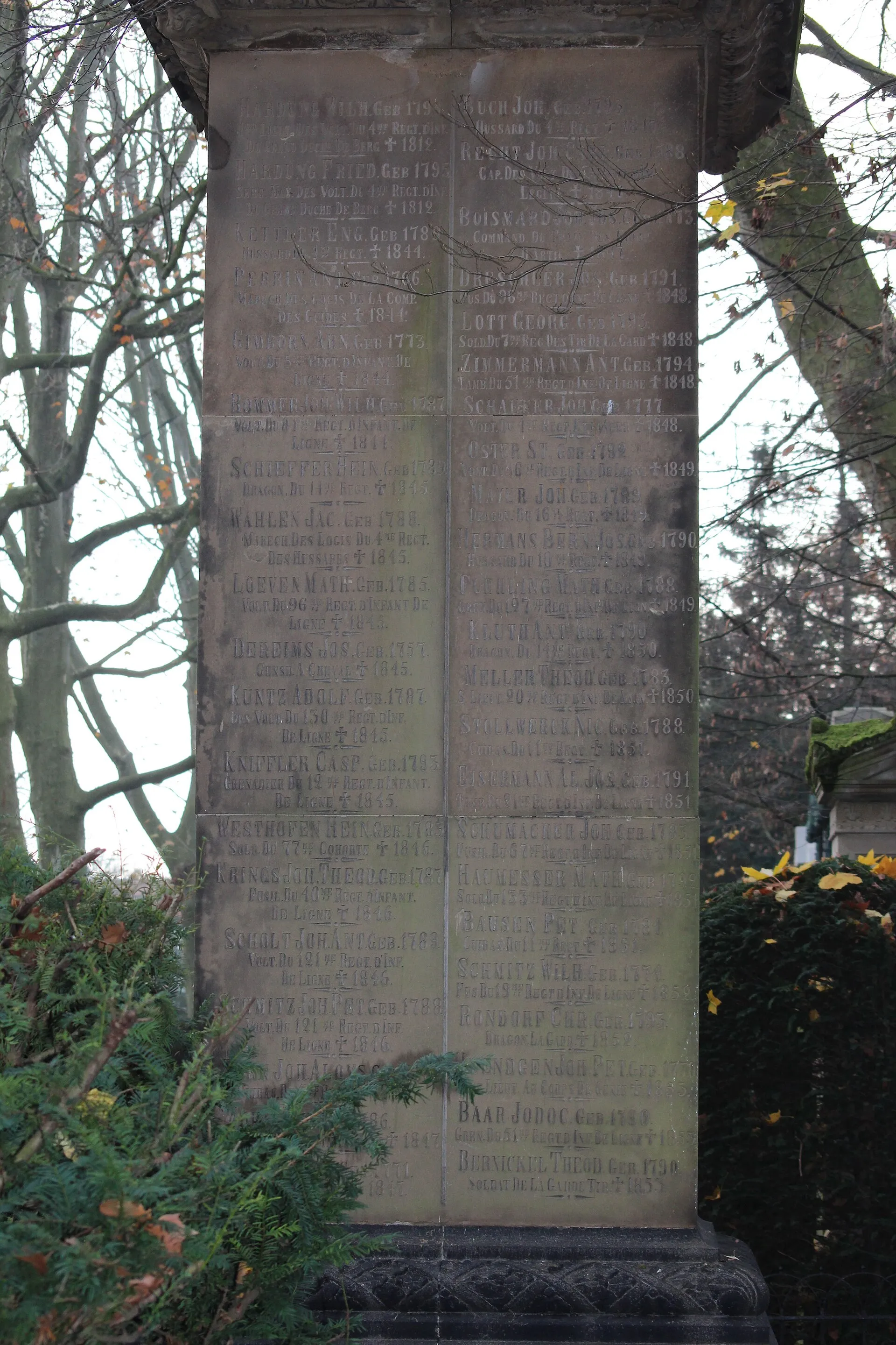Auf dem Denkmal finden sich die Namen von 65 Veteranen der napoleonischen Kriege.