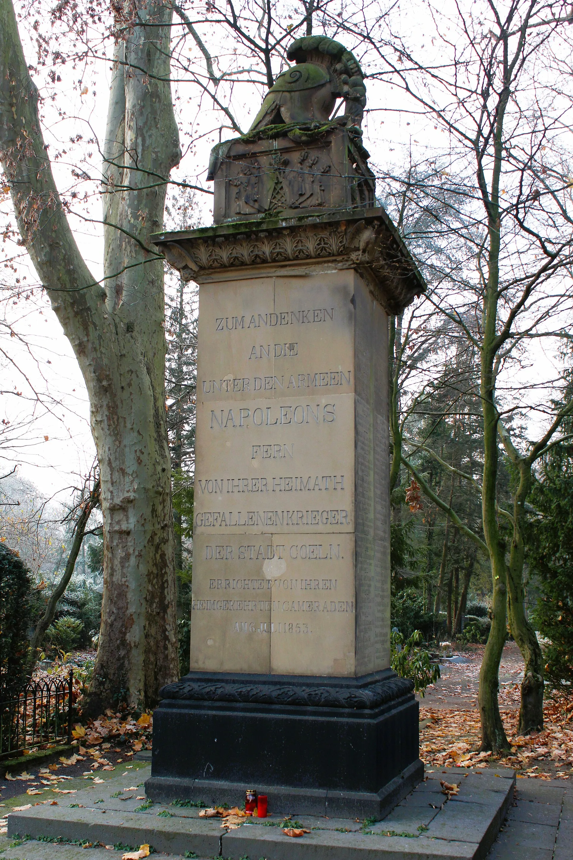 "Zum Andenken an die unter den Armeen Napoleons fern von ihrer Heimat gefallenen Krieger der Stadt Coeln. Errichtet von ihren Cameraden am 6. Juli 1853"