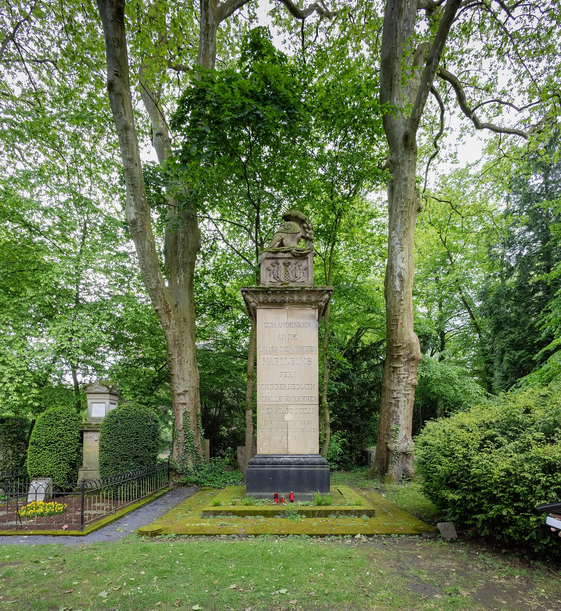 Kriegerdenkmal für die napoleonischen Soldaten („Napoleonstein“). Inschrift: “Zum Andenken an die unter den Armeen Napoleons fern von ihrer Heimat gefallenen Kr