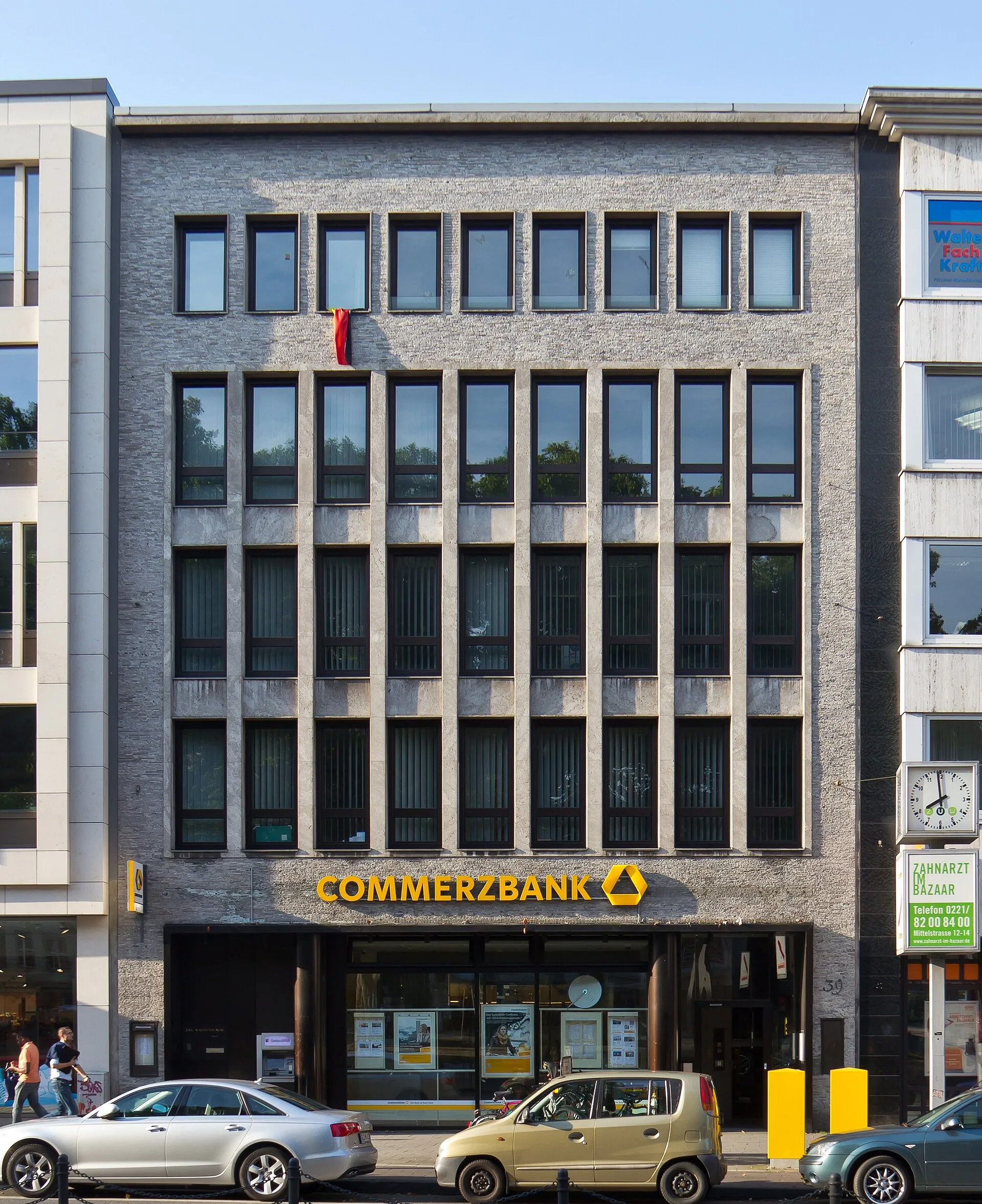 Denkmalgeschütztes Büro- und Geschäftshaus, Neumarkt 39. Architekt: Hanns Koerfer, errichtet: 1955 Im Erdgeschoss befindet sich eine Commerzbank-Filiale