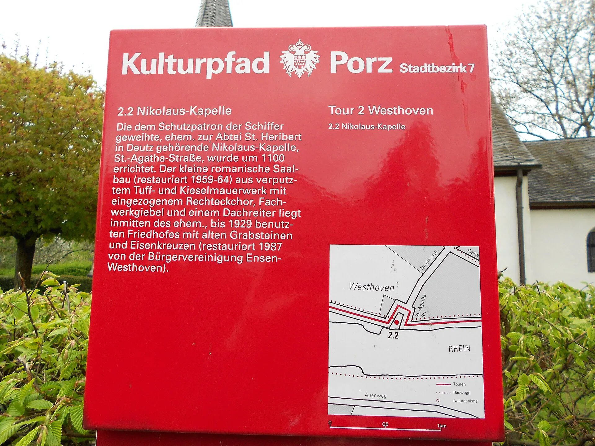 Das Foto zeigt die Infotafel des Kulturpfad Porz zur Nikolaus-Kapelle in Köln-Westhoven