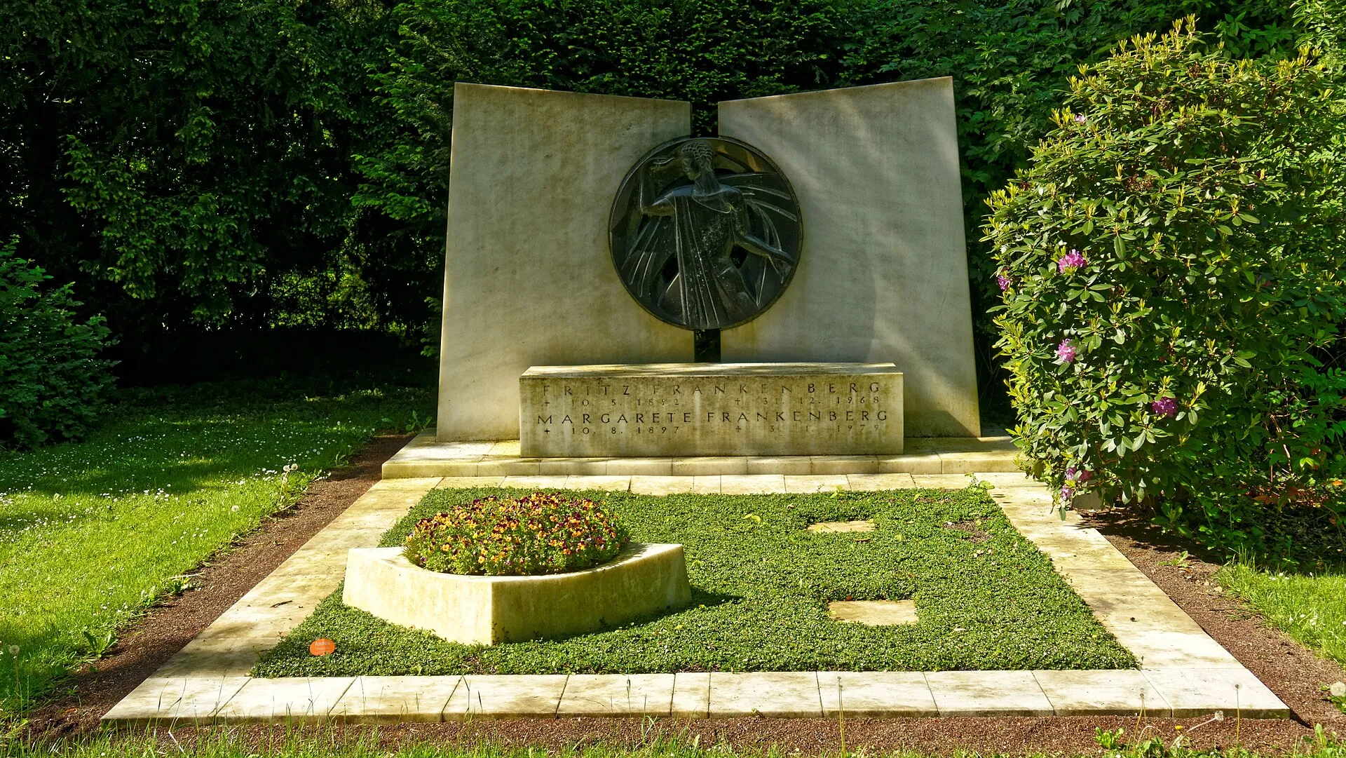 Grab von Fritz Frankenberg, geschäftsführender Gesellschafter der Penaten Pharmazeutische Fabrik Dr. med. Riese & Co. GmbH , auf dem Kölner Nordfriedhof