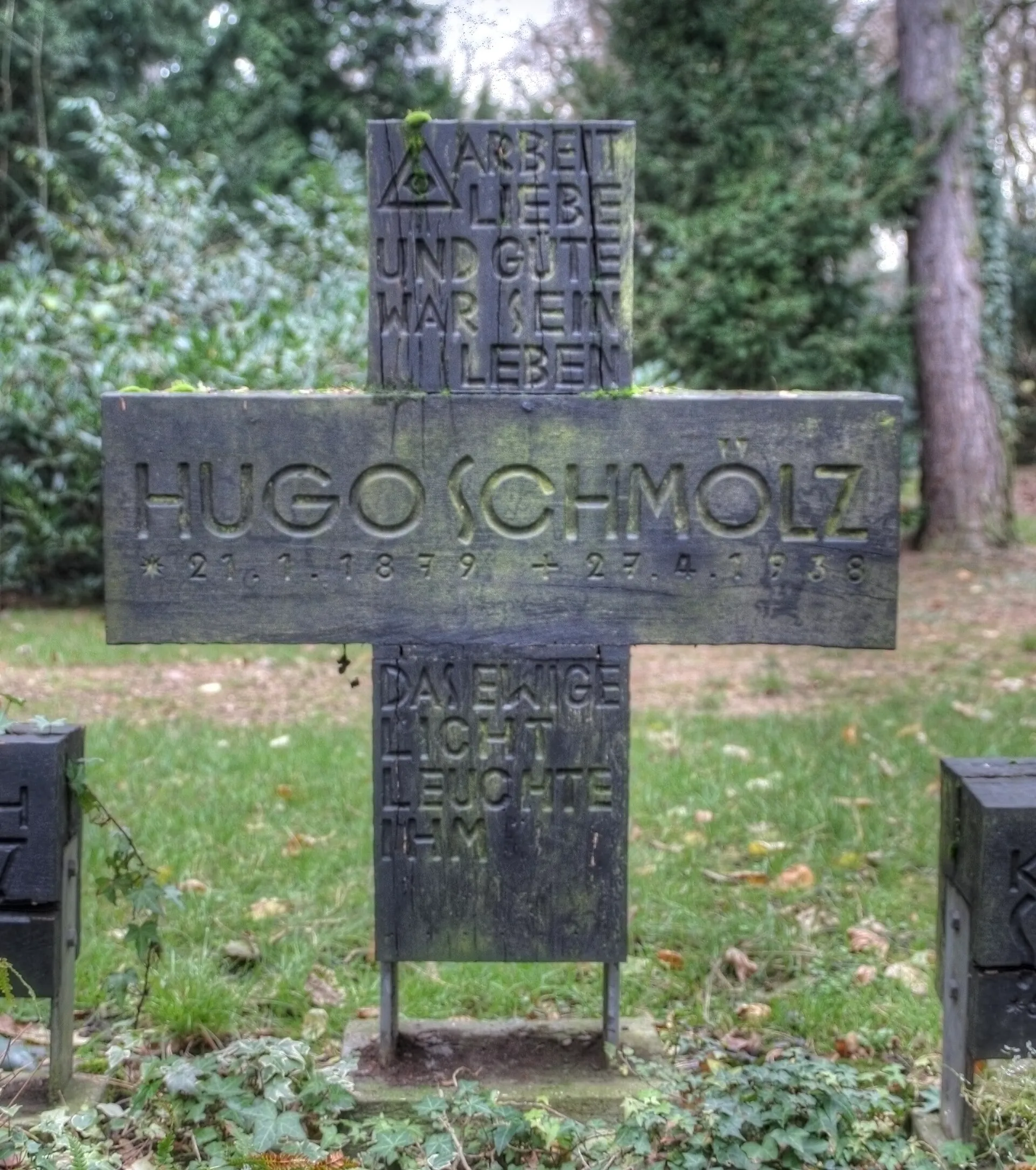 Grab des Fotografen Hugo Schmölz auf dem Kölner Nordfriedhof. Entwurf des Grabdenkmals (aus Holz) von Dominikus Böhm. Flur 10, Grab-Nr. 119a/b Inschrift: Arbeit