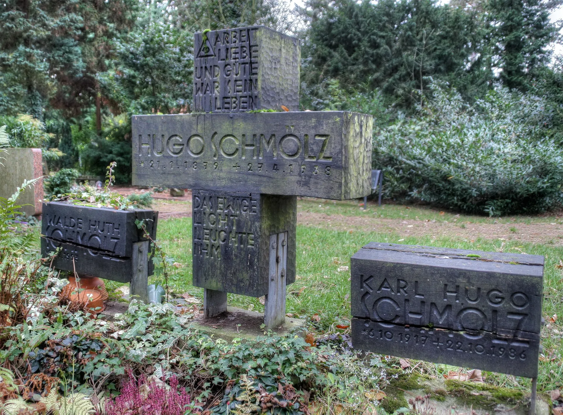 Grab des Fotografen Hugo Schmölz und seiner Familie auf dem Kölner Nordfriedhof. Entwurf des Grabdenkmals (aus Holz) von Dominikus Böhm. Flur 10, Grab-Nr. 119a/