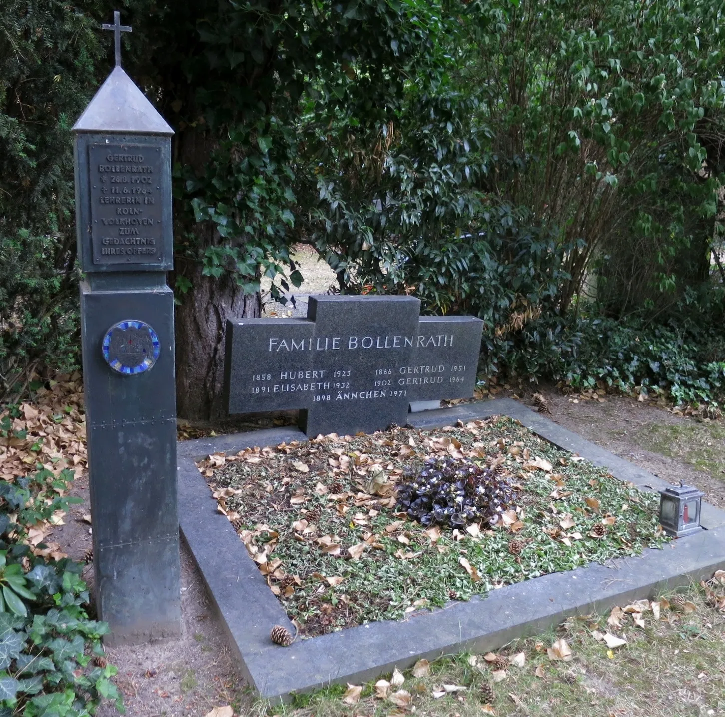Gertrud Bollenrath - Familiengrab mit Gedenkstein auf dem Kölner Nordfriedhof (Flur 32 Nr.226a+b)