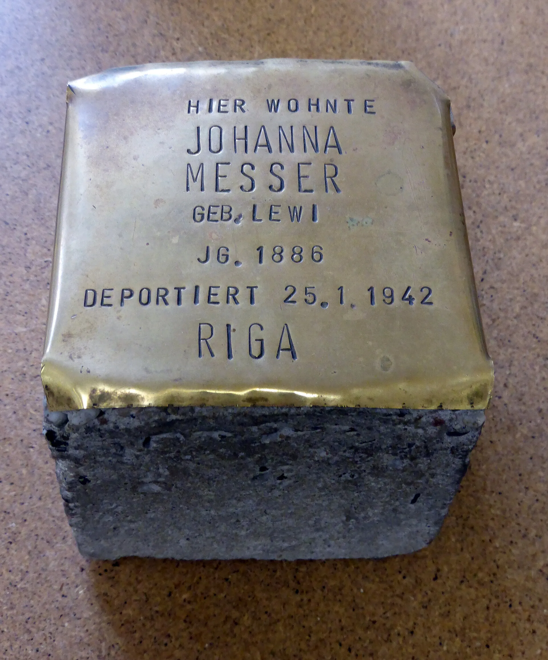 Stolperstein des Künstlers Gunter Demnig . Ausstellungsstück im EL-DE-Haus Köln. Zum Gedenken an Johanna Messer, geboren am 9. September 1886 in Moritzfelde bei