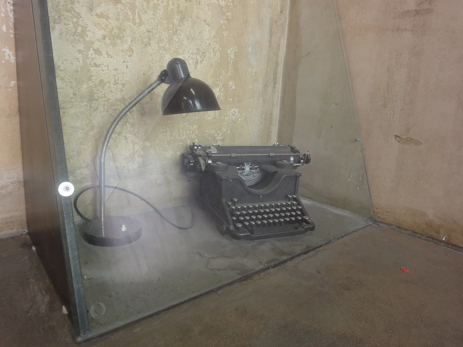 The only pieces of furniture left of the time when the EL-DE Haus was the Gestapo head quarters. An offoce light fixture designed by Christian Dell and an Olive