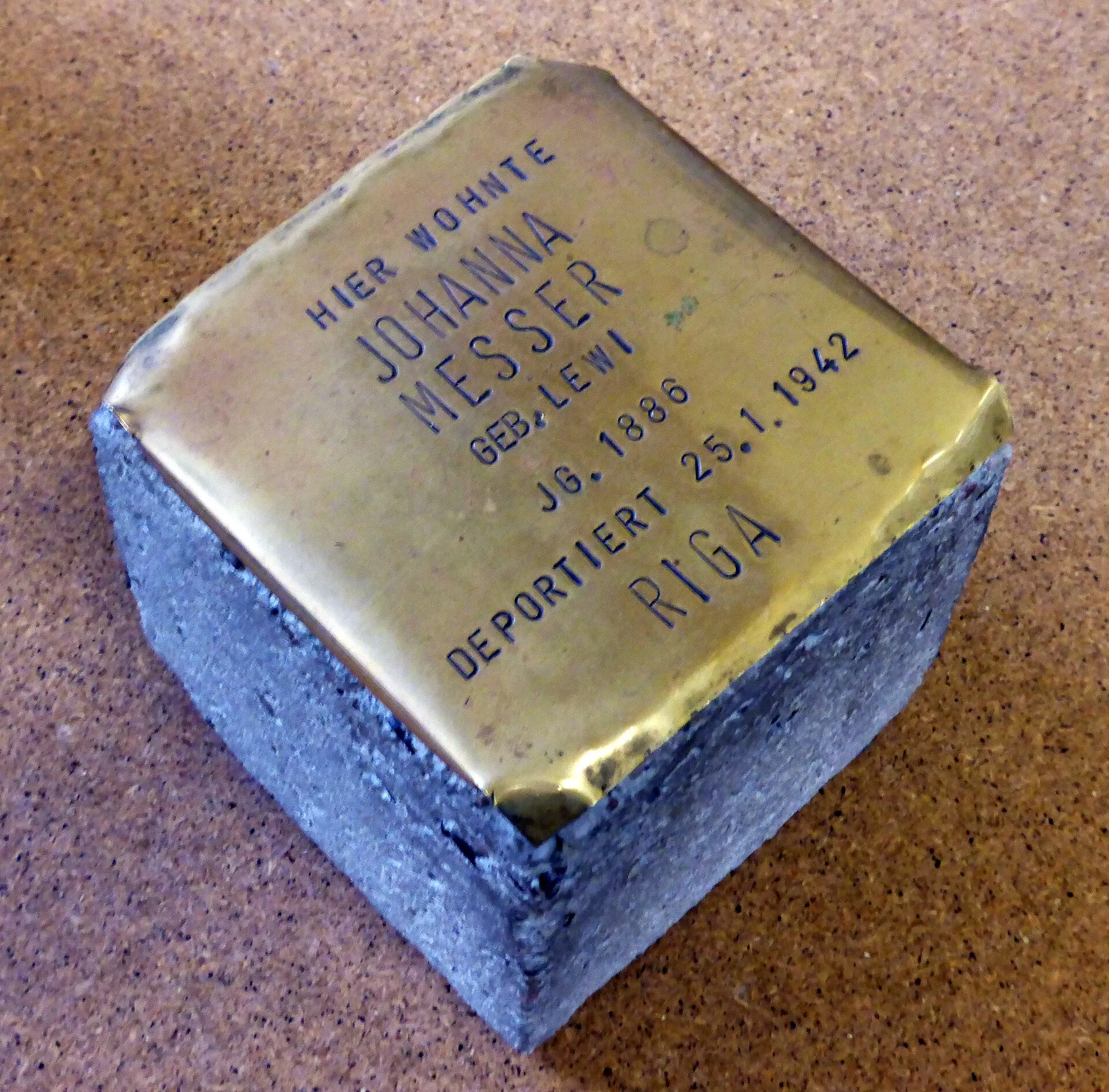 Stolperstein des Künstlers Gunter Demnig . Ausstellungsstück im EL-DE-Haus Köln. Zum Gedenken an Johanna Messer, geboren am 9. September 1886 in Moritzfelde bei