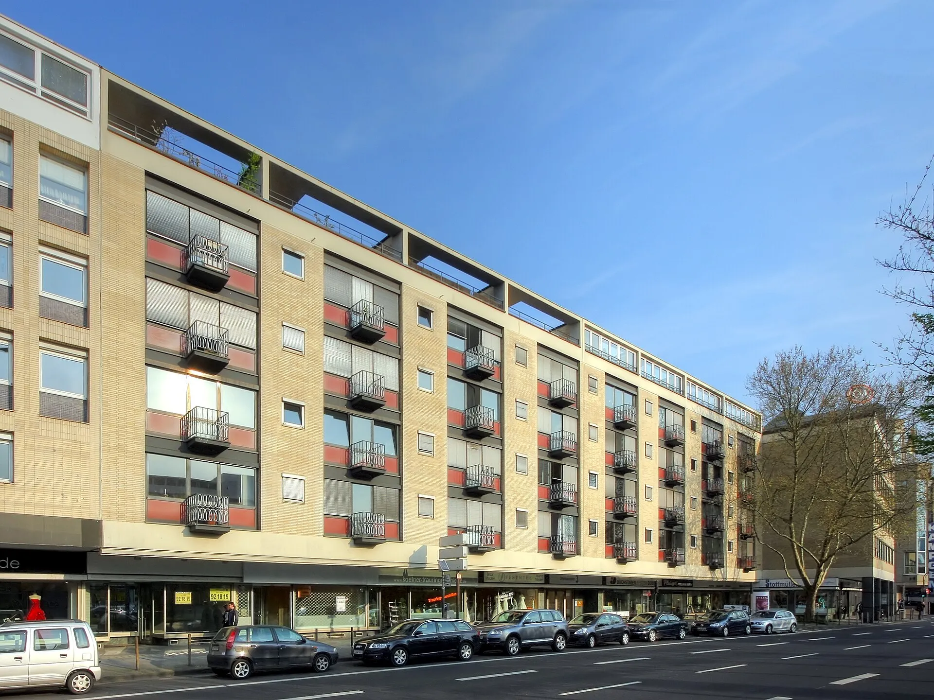 Wohn- und Geschäftshaus, Offenbachplatz 3, Köln. Architekt: Wilhelm Riphahn. Baujahr: ?