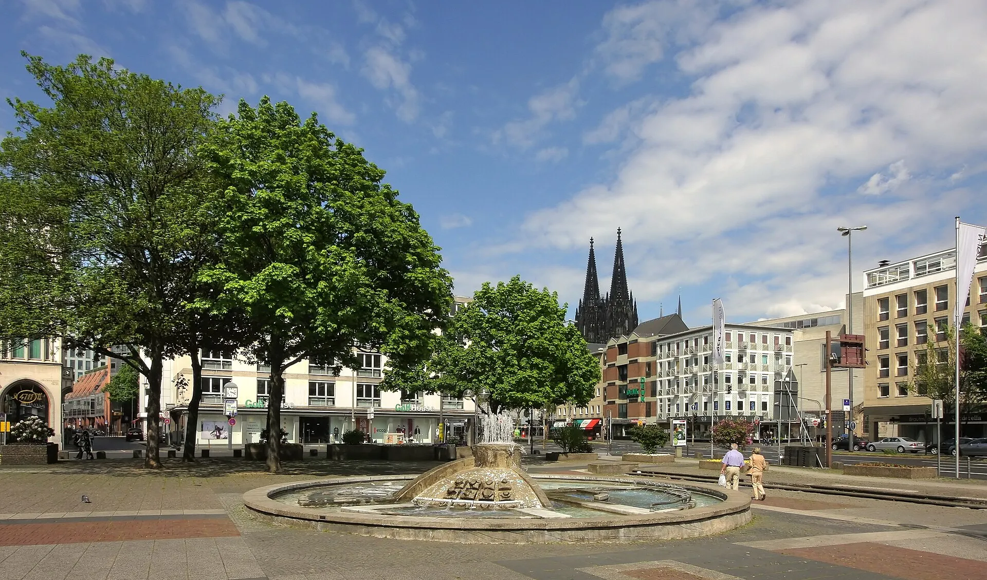 Offenbachplatz Köln mit Opernbrunnen: Kölner Dom im Hintergrund