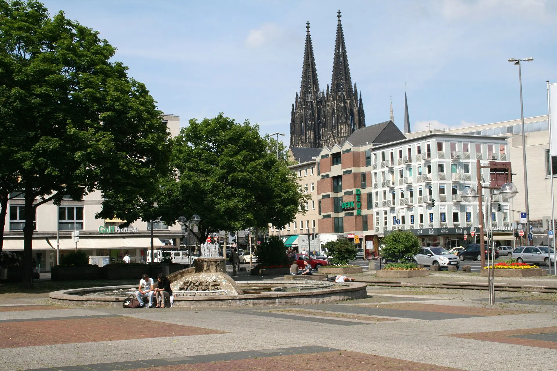 Das Bild zeigt den Opernbrunnen auf dem Offenbachplatz in Köln