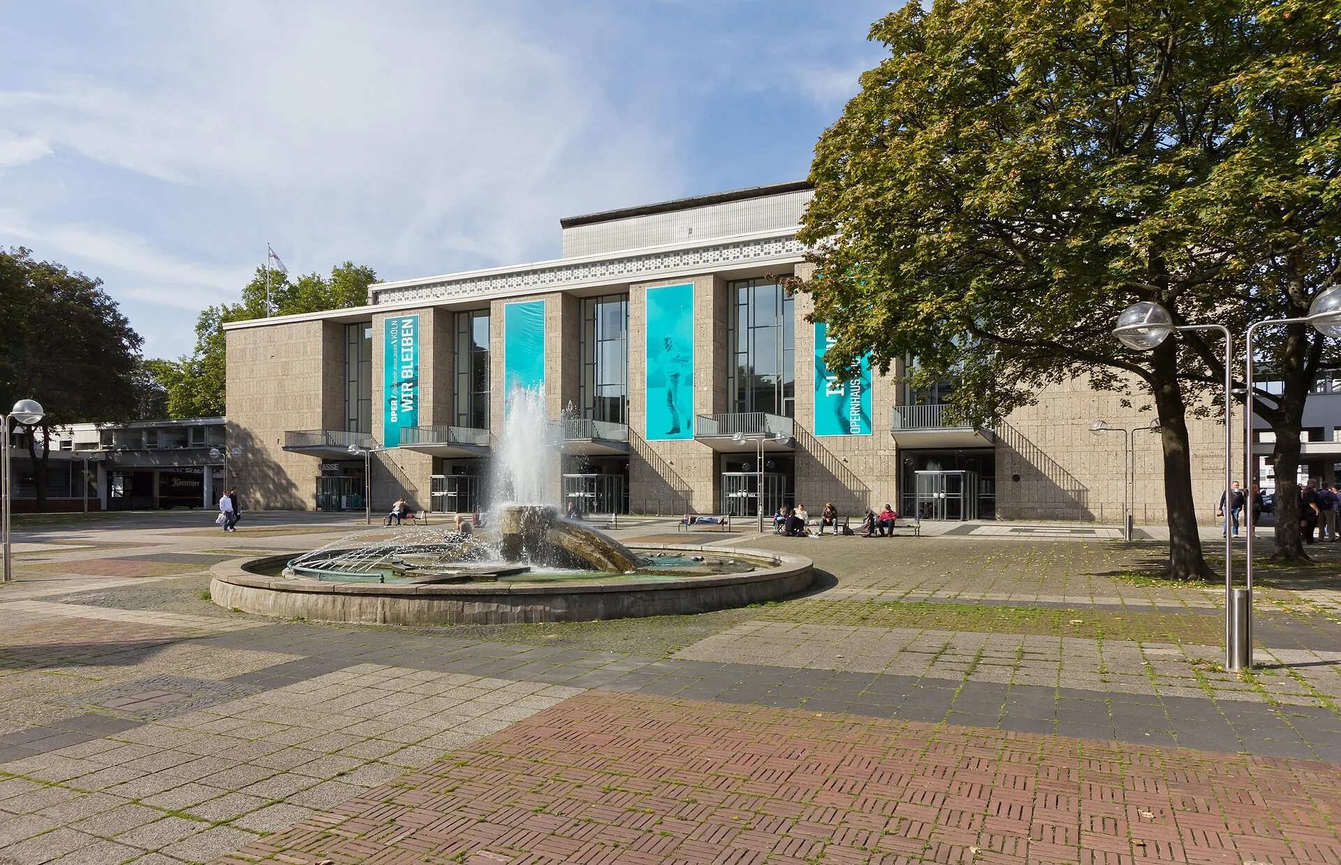 Denkmalgeschützte Platzanlage mit Brunnen: Opernbrunnen auf dem Offenbachplatz