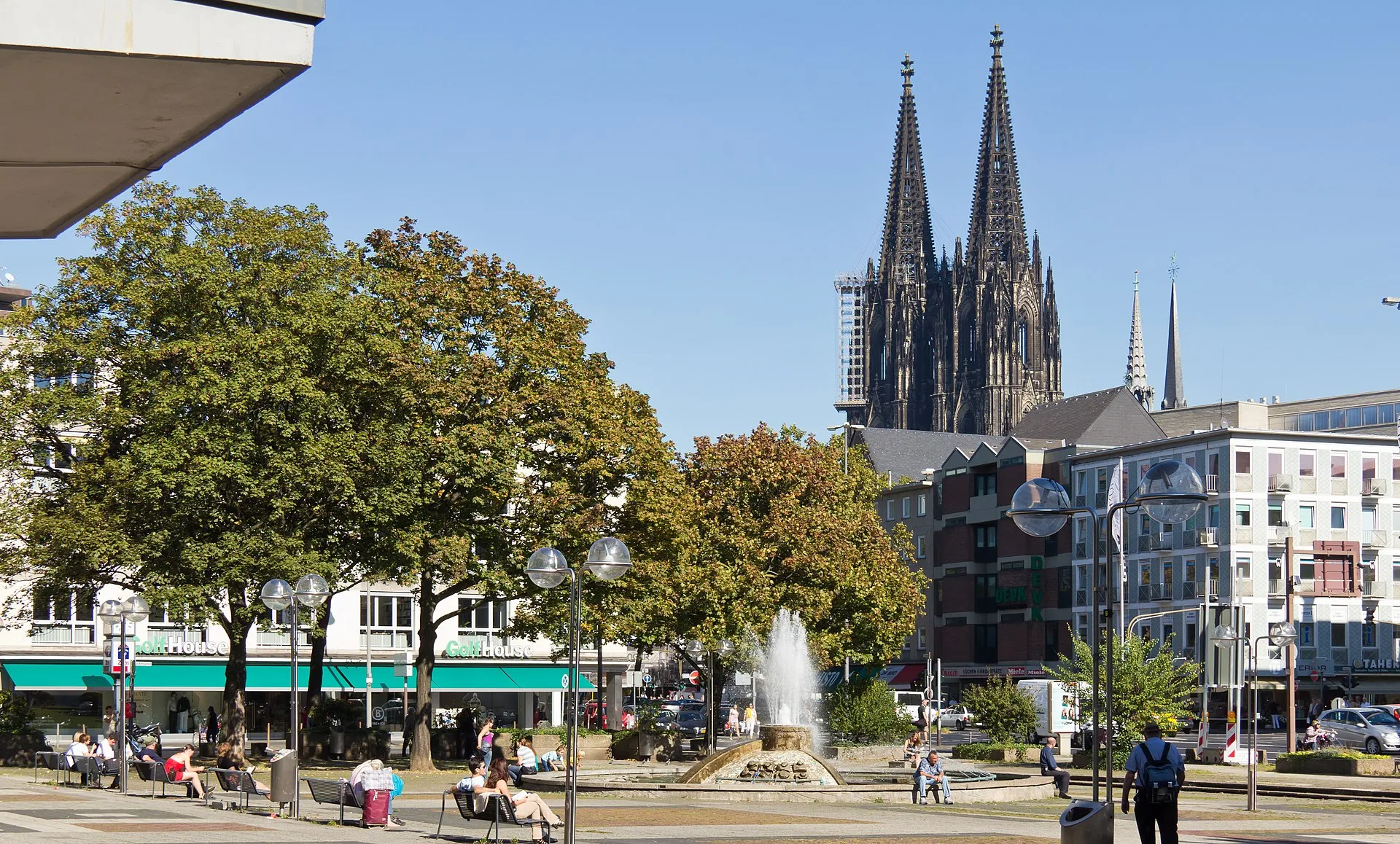 Offenbachplatz, Opernbrunnen und der Kölner Dom im Hintergrund