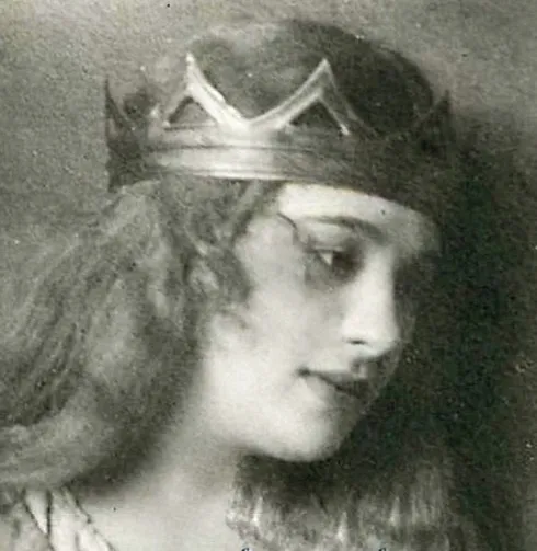 Elsa Oehme-Förster as Goosegirl in Engelbert Humperdinck's opera Königskinder at the Cologne Opera, ca. 1925