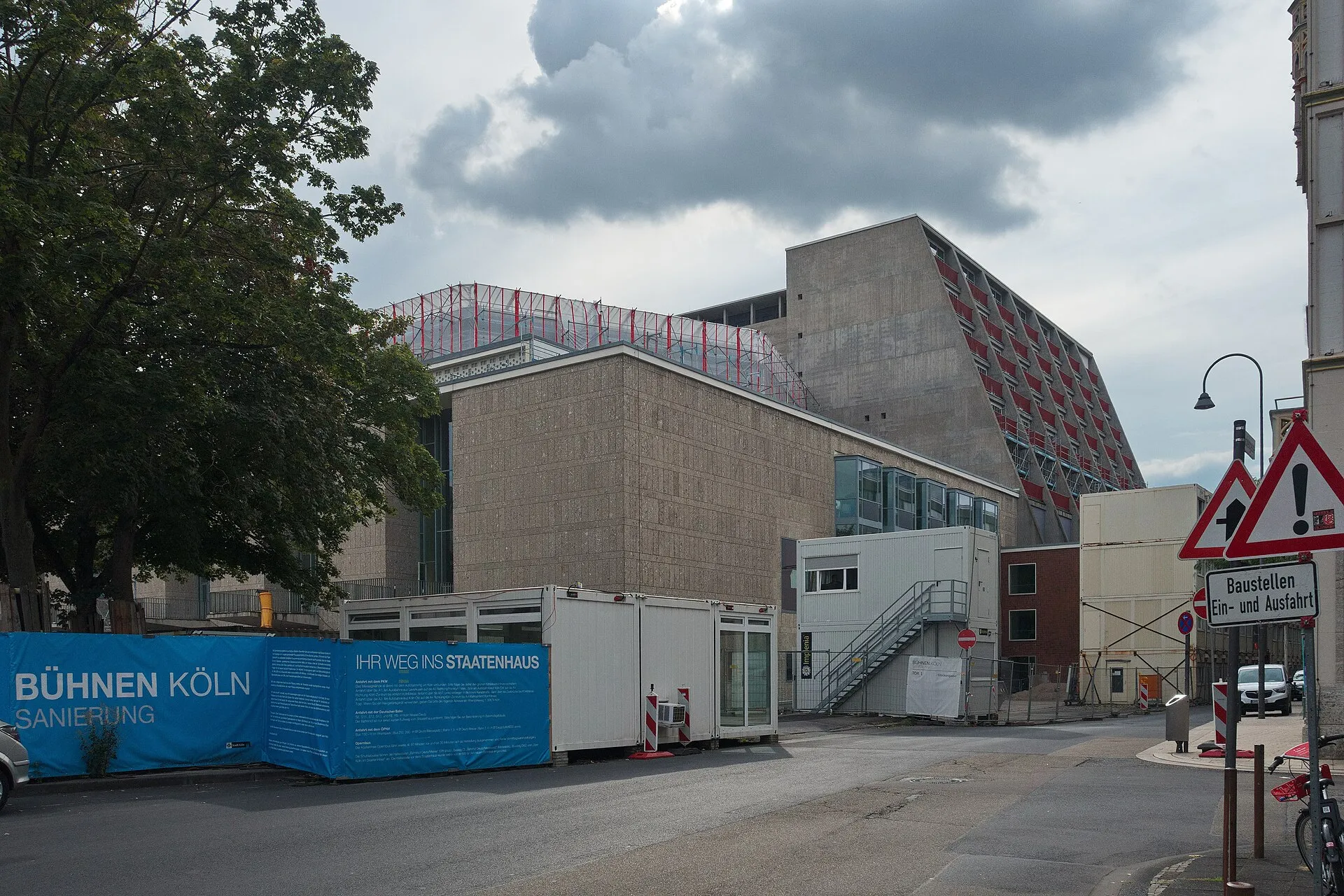 Kölner Oper, Sanierung seit 2012, Zustand August 2023, Blick über Glockengasse von Ecke Tunisstrasse