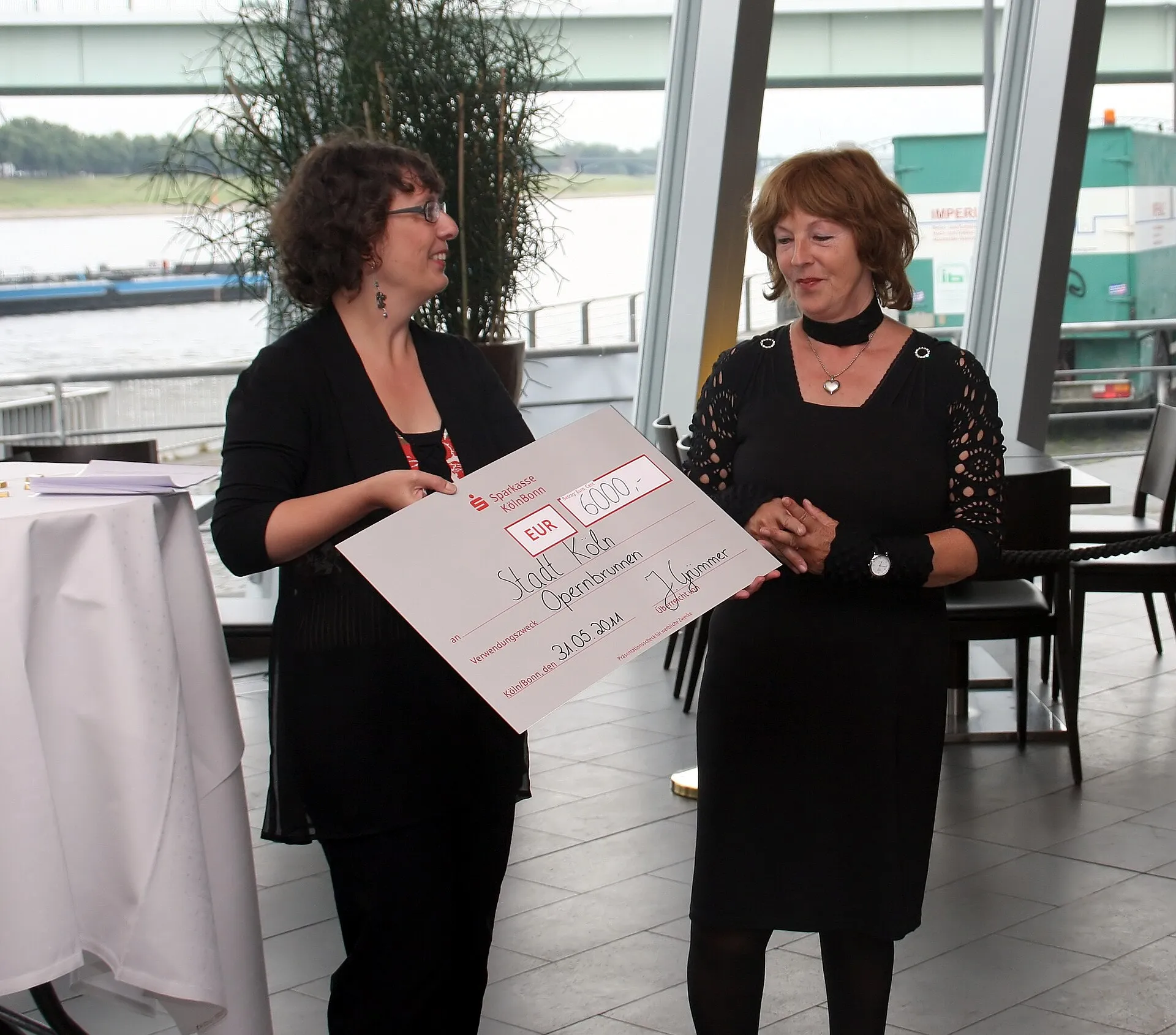 Judith Grümmer überreicht der Kölner Bürgermeisterin Angela Spizig einen Scheck über EUR 6.000 zur Restaurierung des Kölner Opernbrunnen auf dem Offenbachplatz.