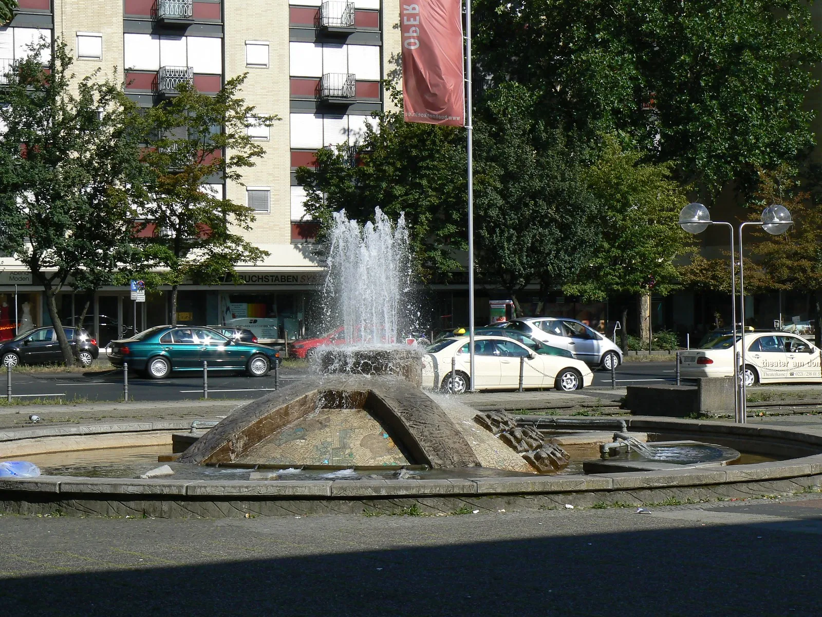 Opernbrunnen von Jürgen-Hans Grümmer auf dem Offenbachplatz vor der Oper in Köln.