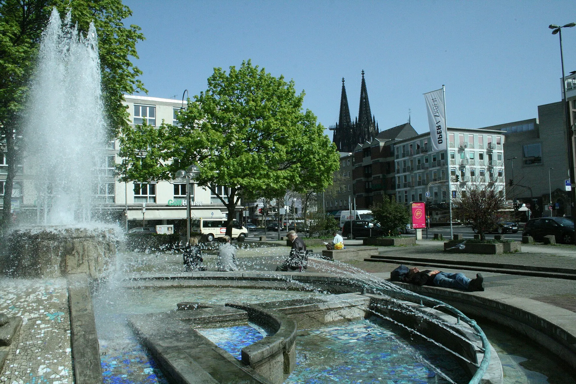 Opernbrunnen (Köln) nach Entkalkung der Wasserrohre und Düsen im April 2011. Der Brunnen bleibt stark sanierungsgedürftig.