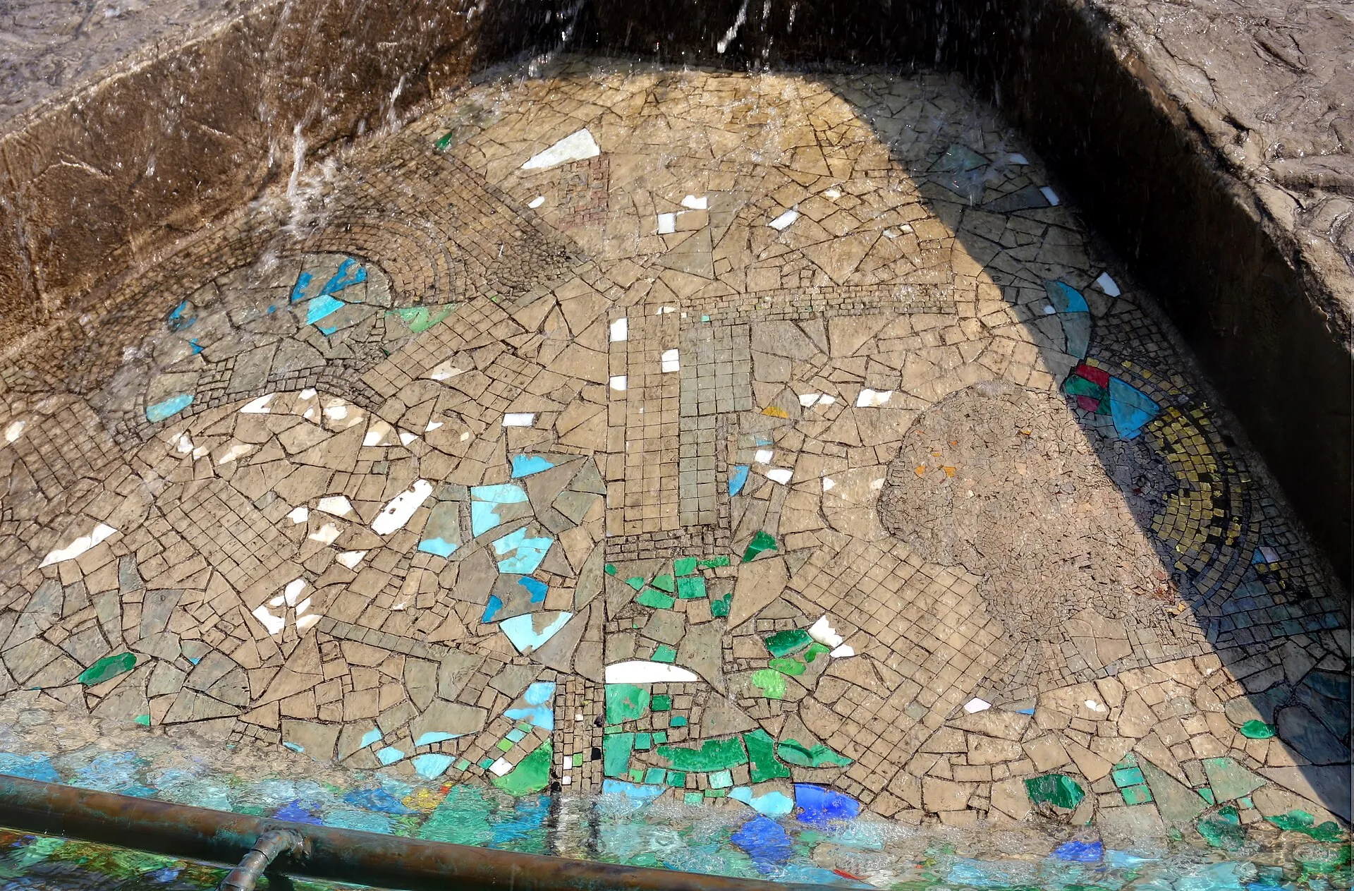 Stark sanierungsbedürftiger Opernbrunnen auf dem Offenbachplatz in Köln.