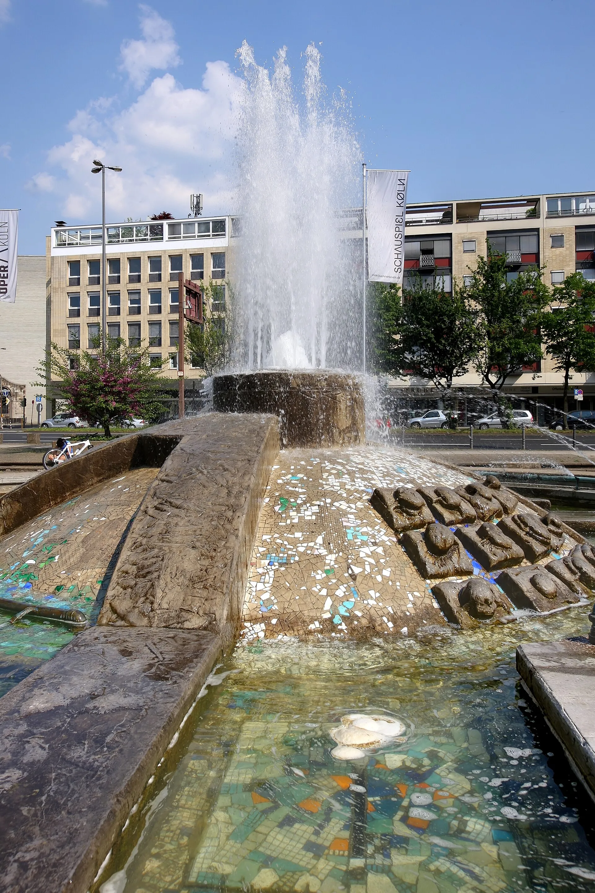 Stark sanierungsbedürftiger Opernbrunnen auf dem Offenbachplatz in Köln.